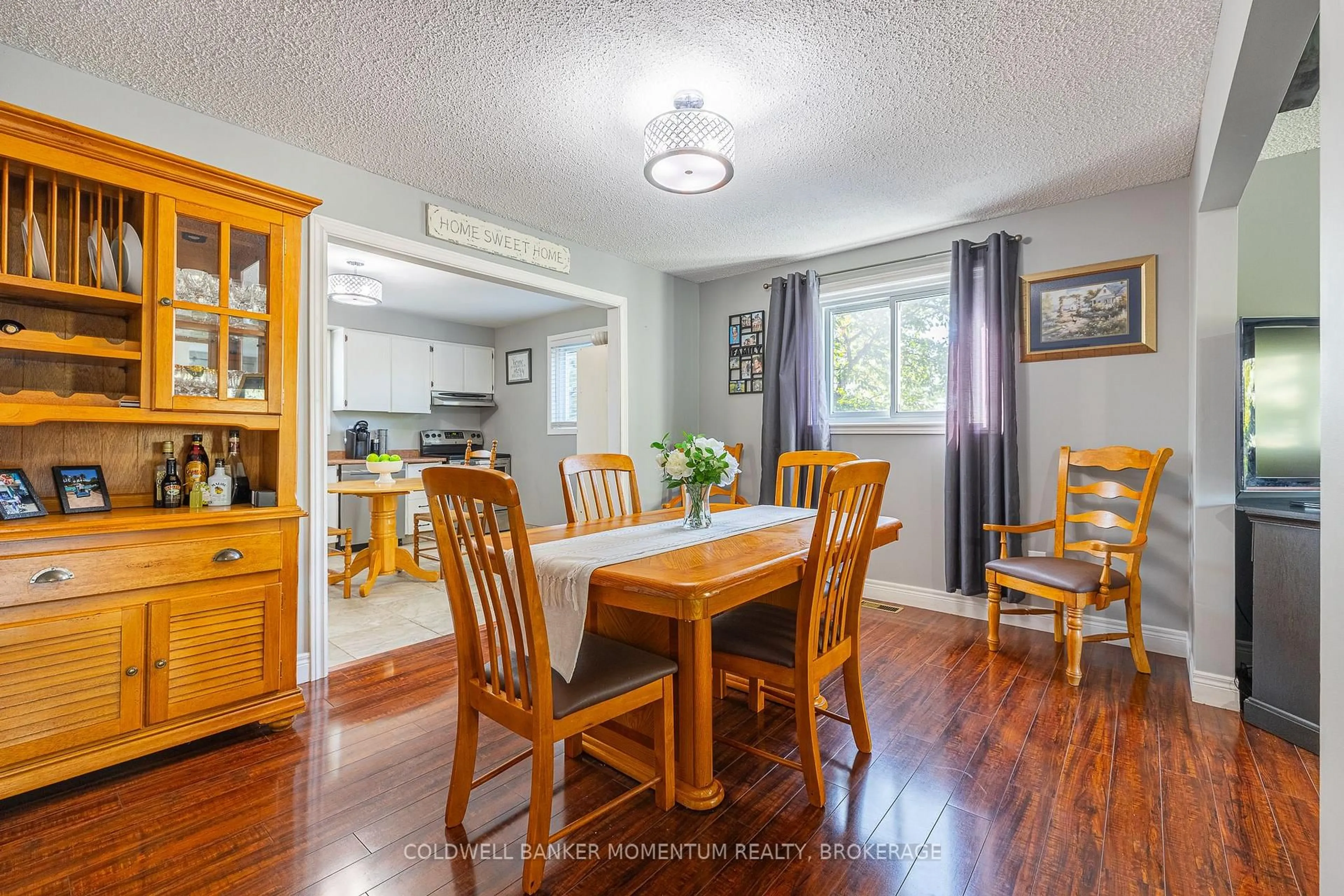 Dining room, wood/laminate floor for 92 Commerford St, Thorold Ontario L2V 4R2