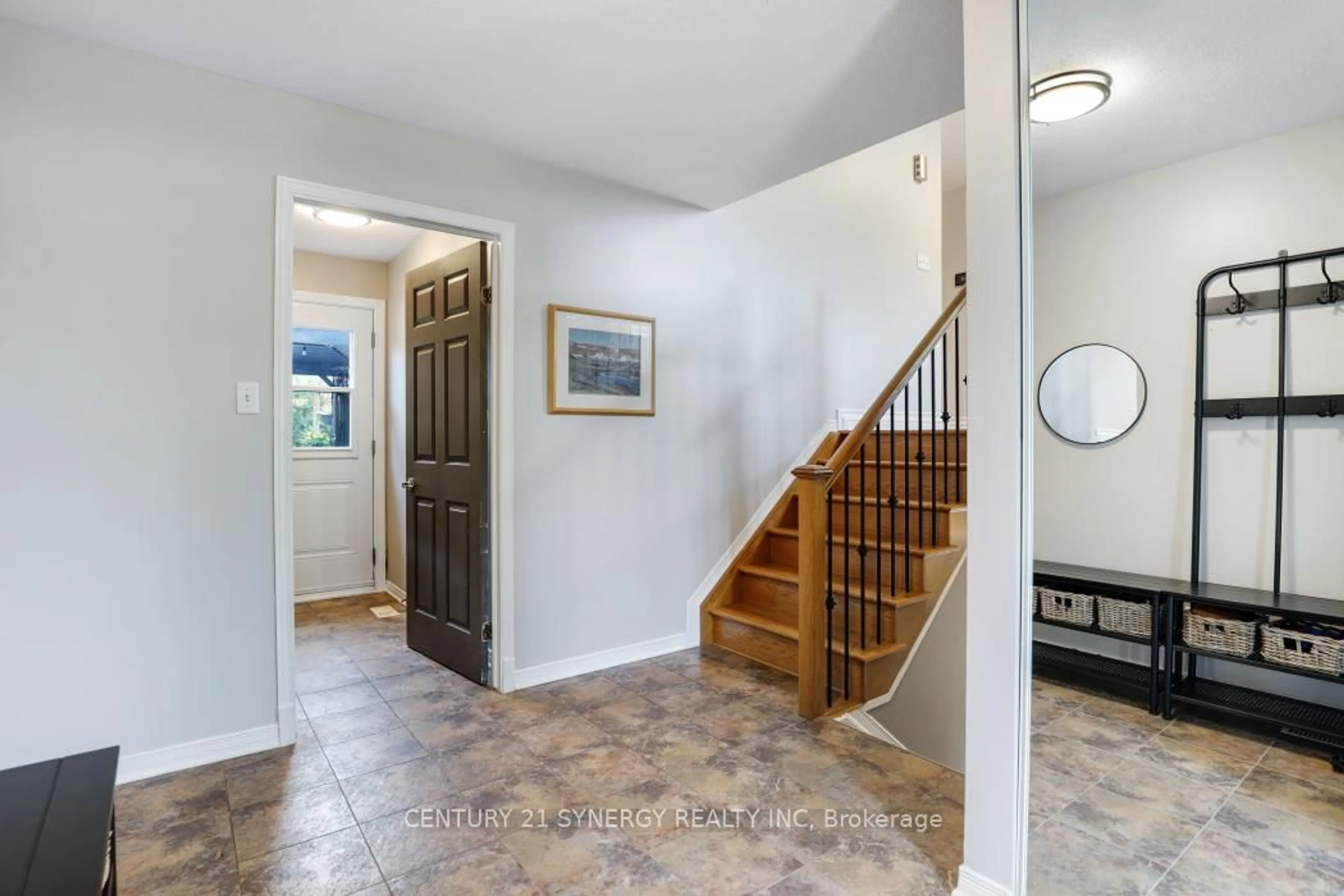 Indoor entryway for 2725 Glen St, Metcalfe Ontario K0A 2P0