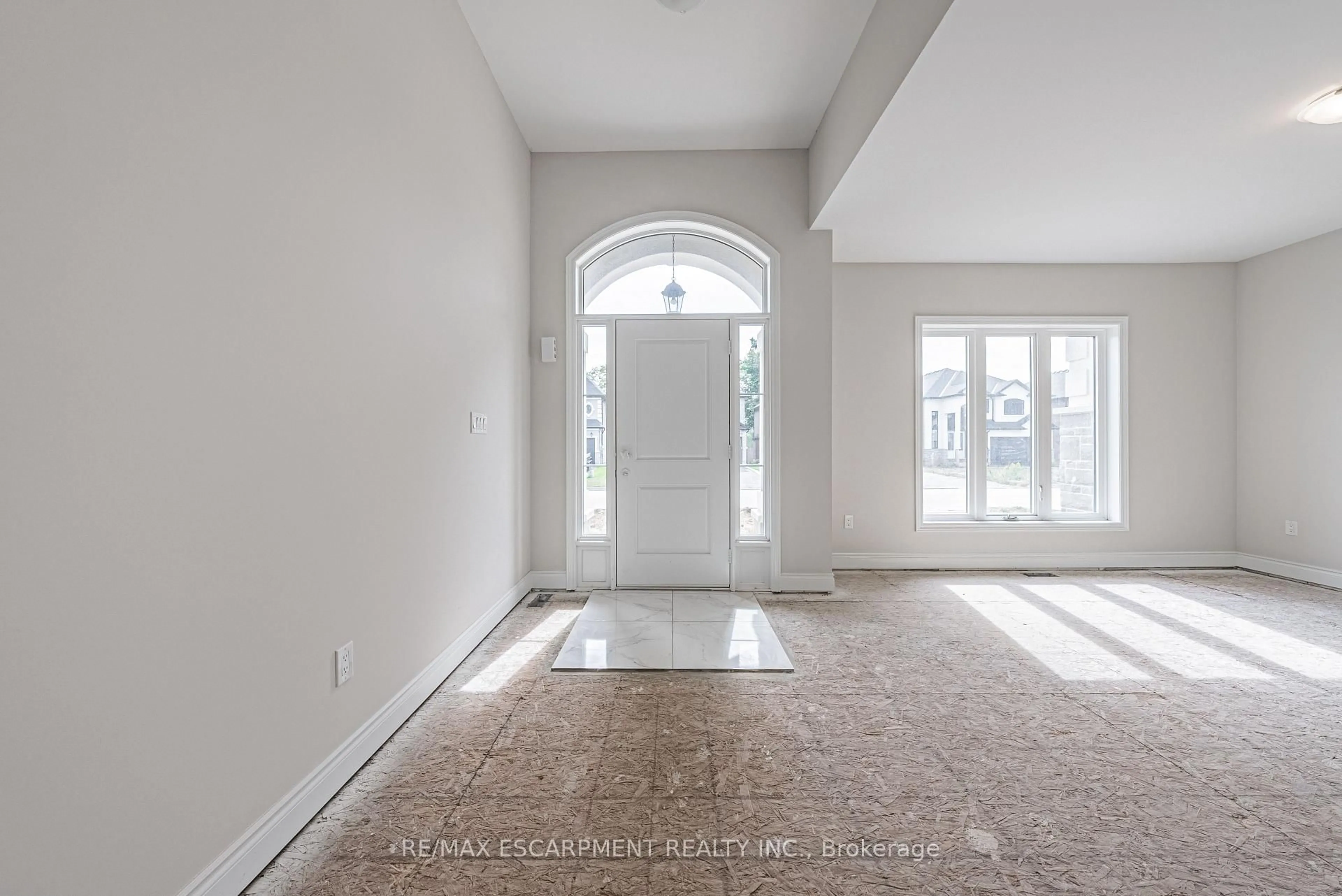 Indoor entryway for 60 Cesar Pl, Hamilton Ontario L9G 0G3