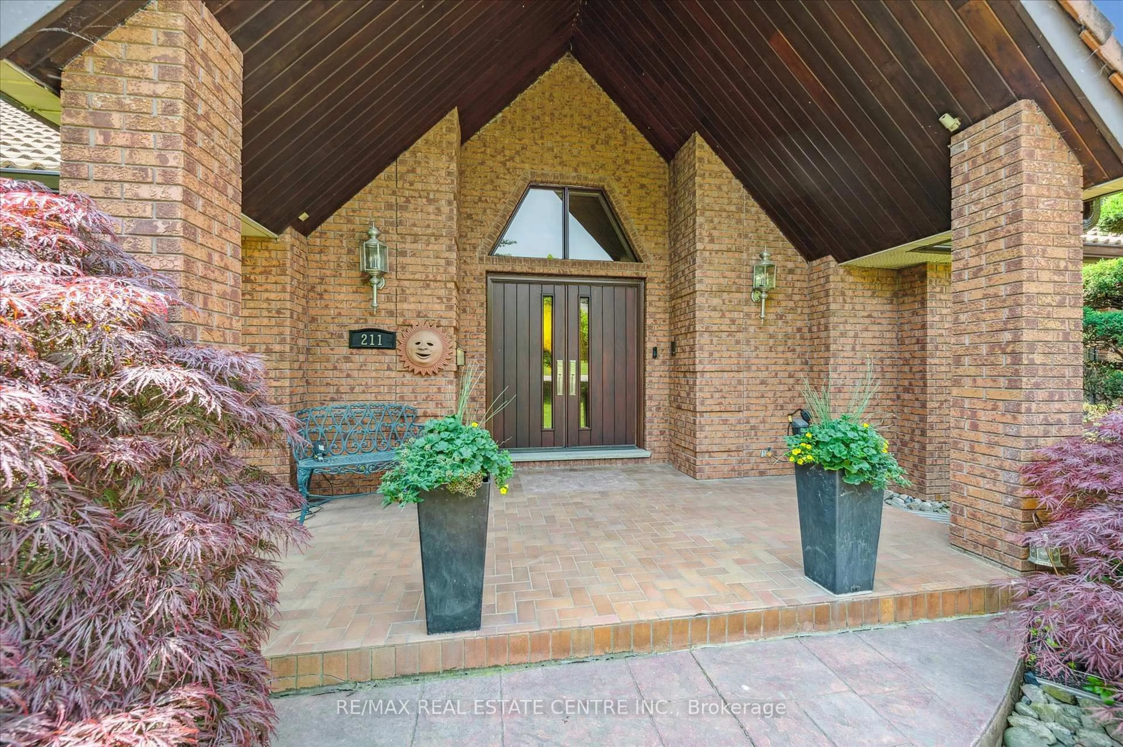 Indoor foyer for 211 Edgehill Dr, Kitchener Ontario N2P 2C6