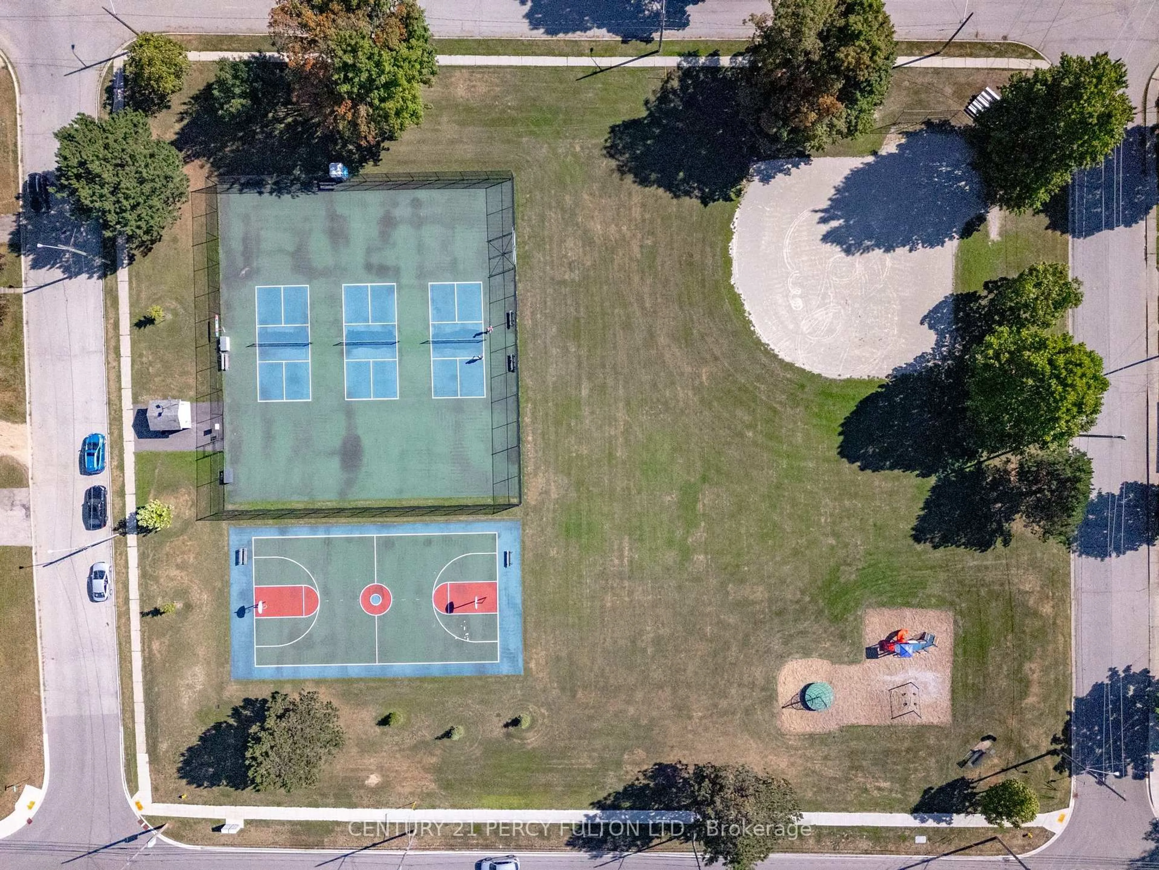 A pic from outside/outdoor area/front of a property/back of a property/a pic from drone, street for 14 Anderson St, Woodstock Ontario N4S 8W9
