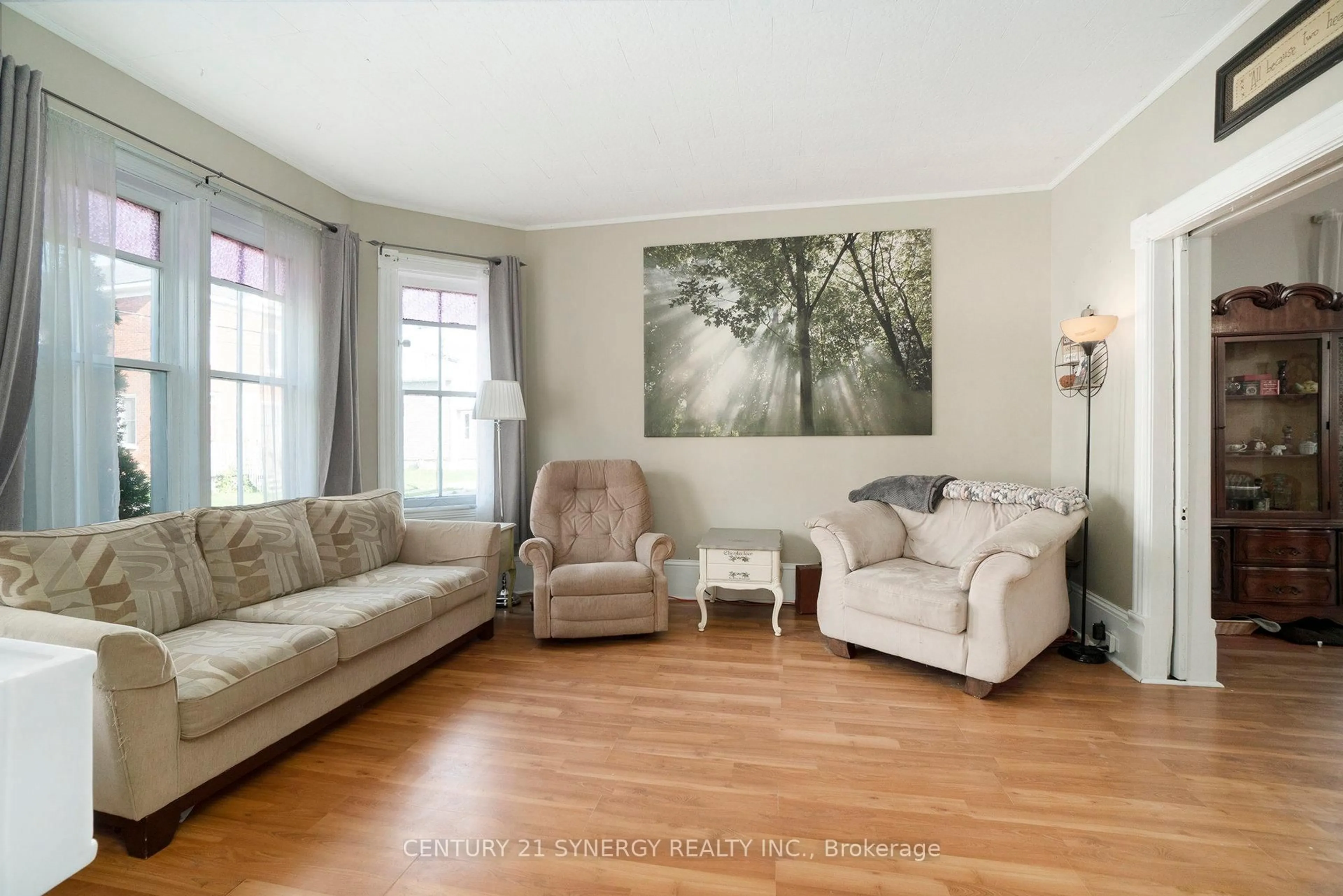 Living room with furniture, wood/laminate floor for 30 Kensington Ave, Smiths Falls Ontario K7A 2K5