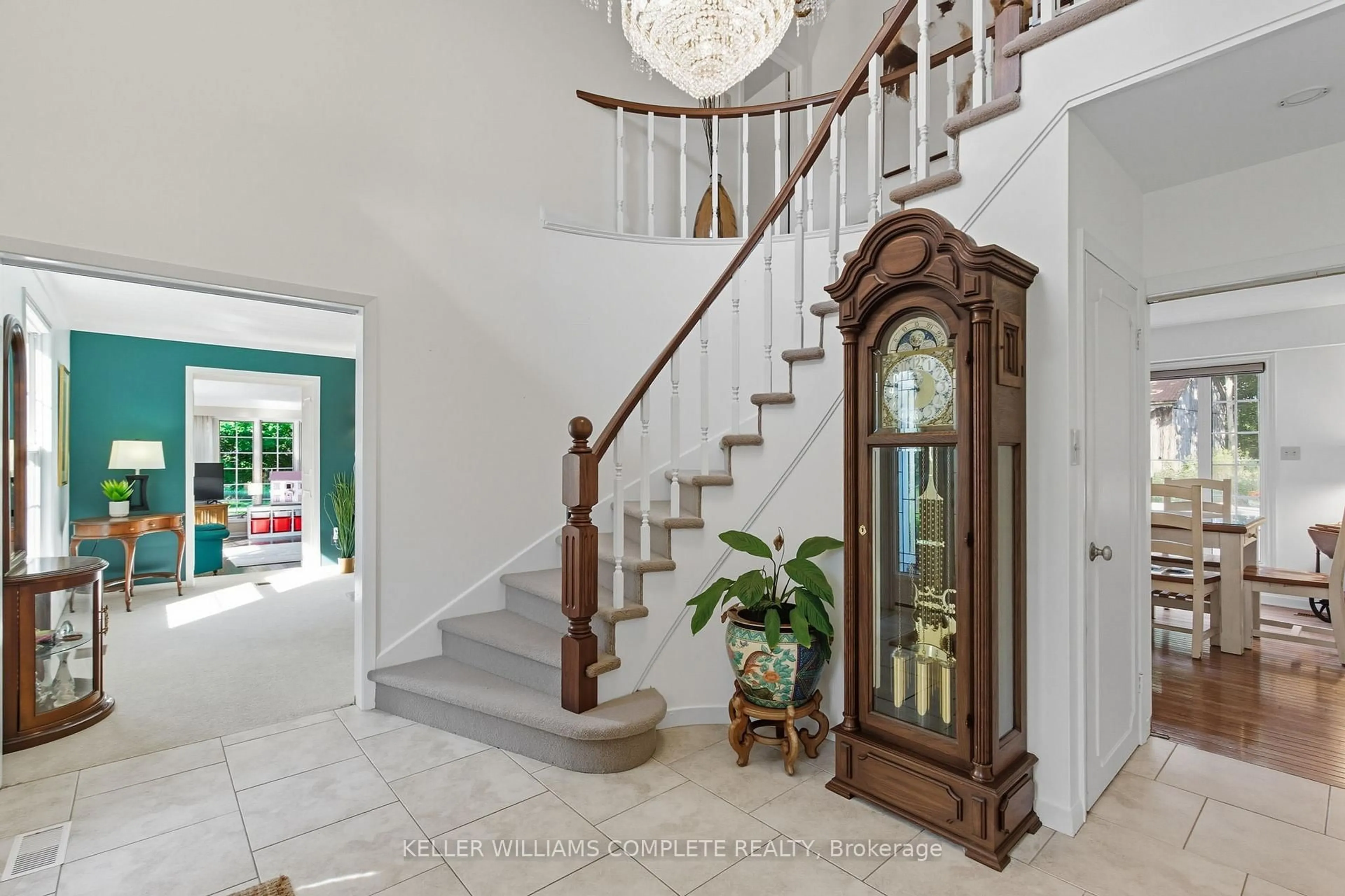 Indoor entryway for 345 Jerseyville Rd, Hamilton Ontario L9G 5C3