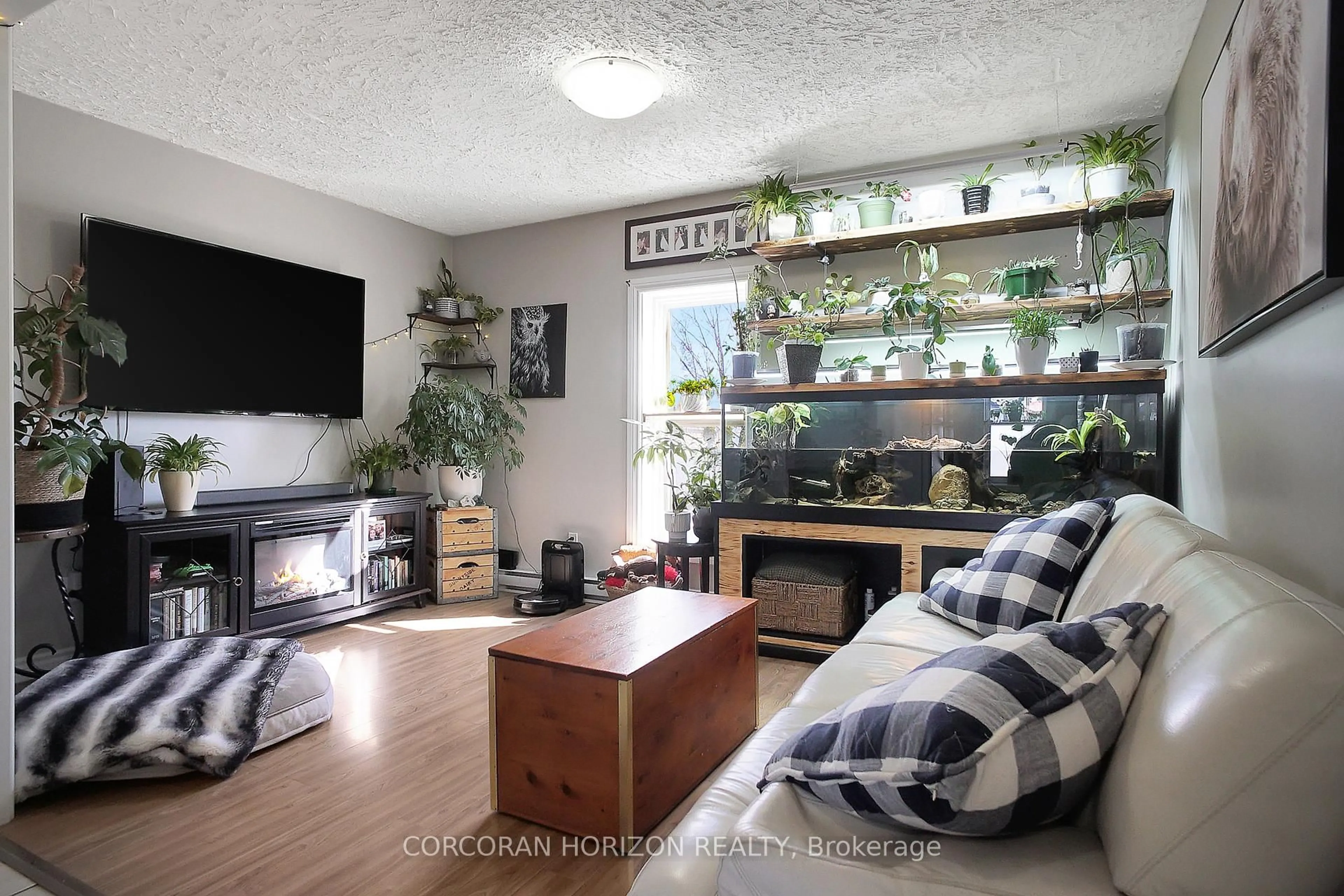 Living room with furniture, wood/laminate floor for 17 Shaw Ave, Cambridge Ontario N3C 1E3