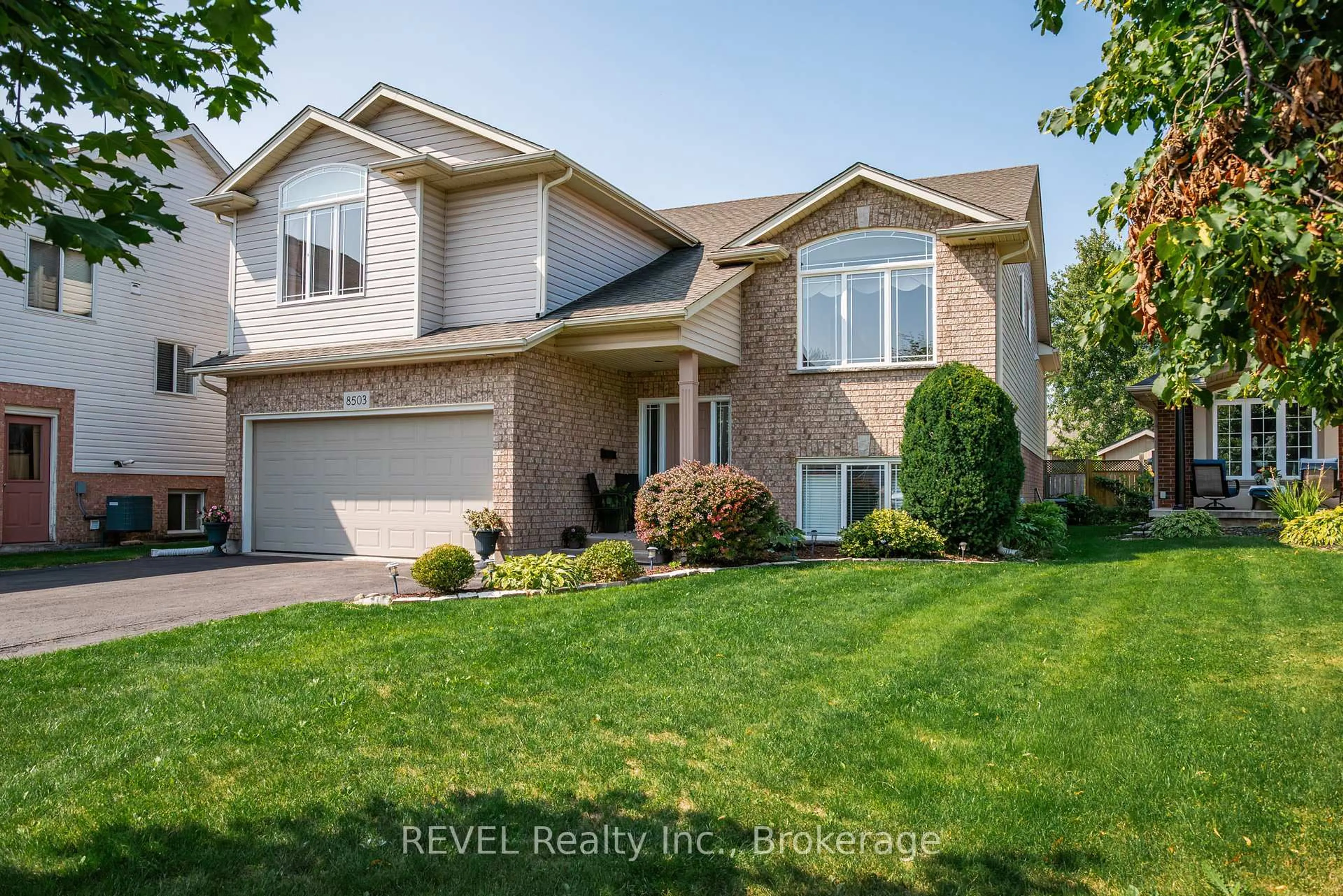Home with vinyl exterior material, street for 8503 Greenfield Cres, Niagara Falls Ontario L2H 3J8