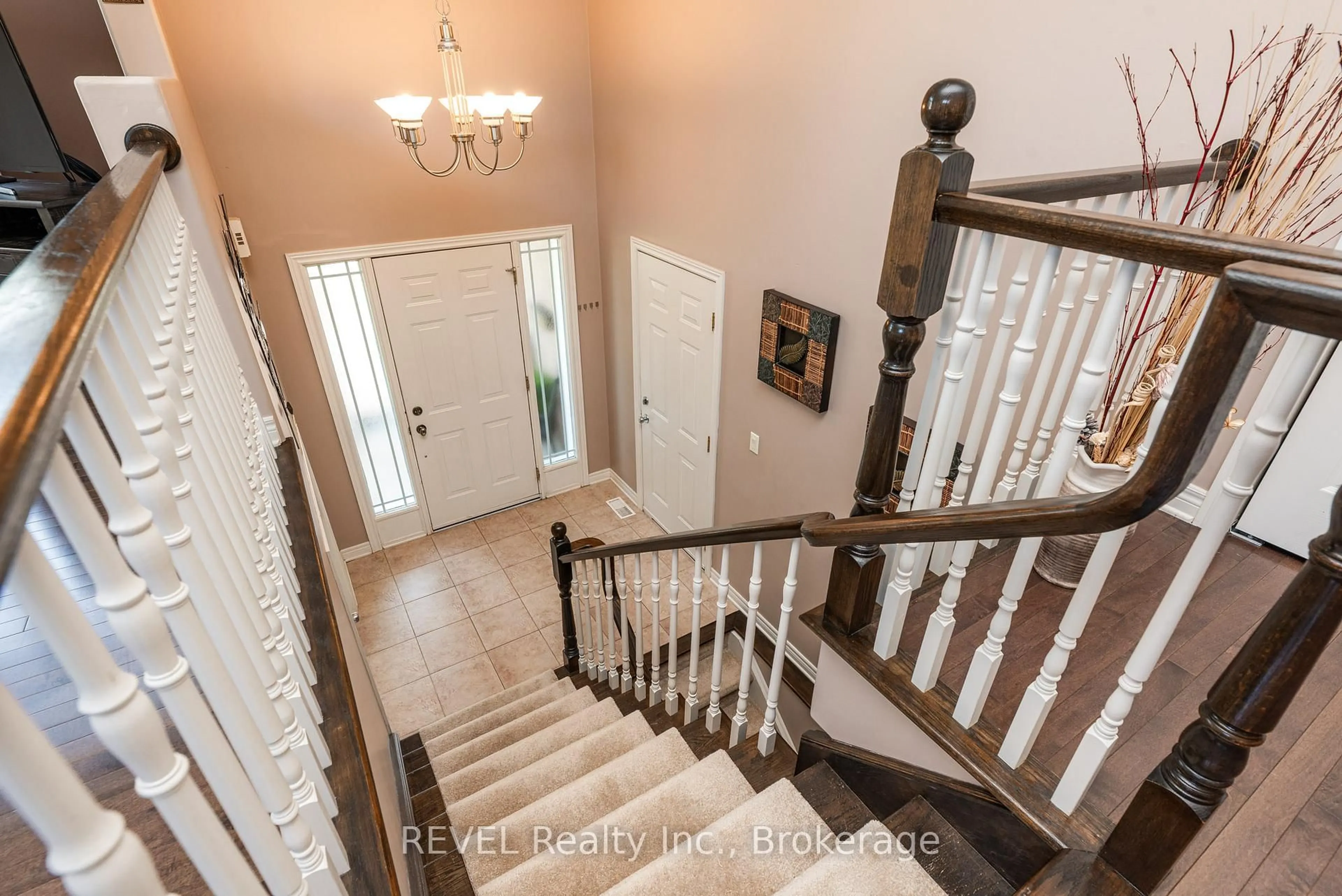 Indoor entryway for 8503 Greenfield Cres, Niagara Falls Ontario L2H 3J8