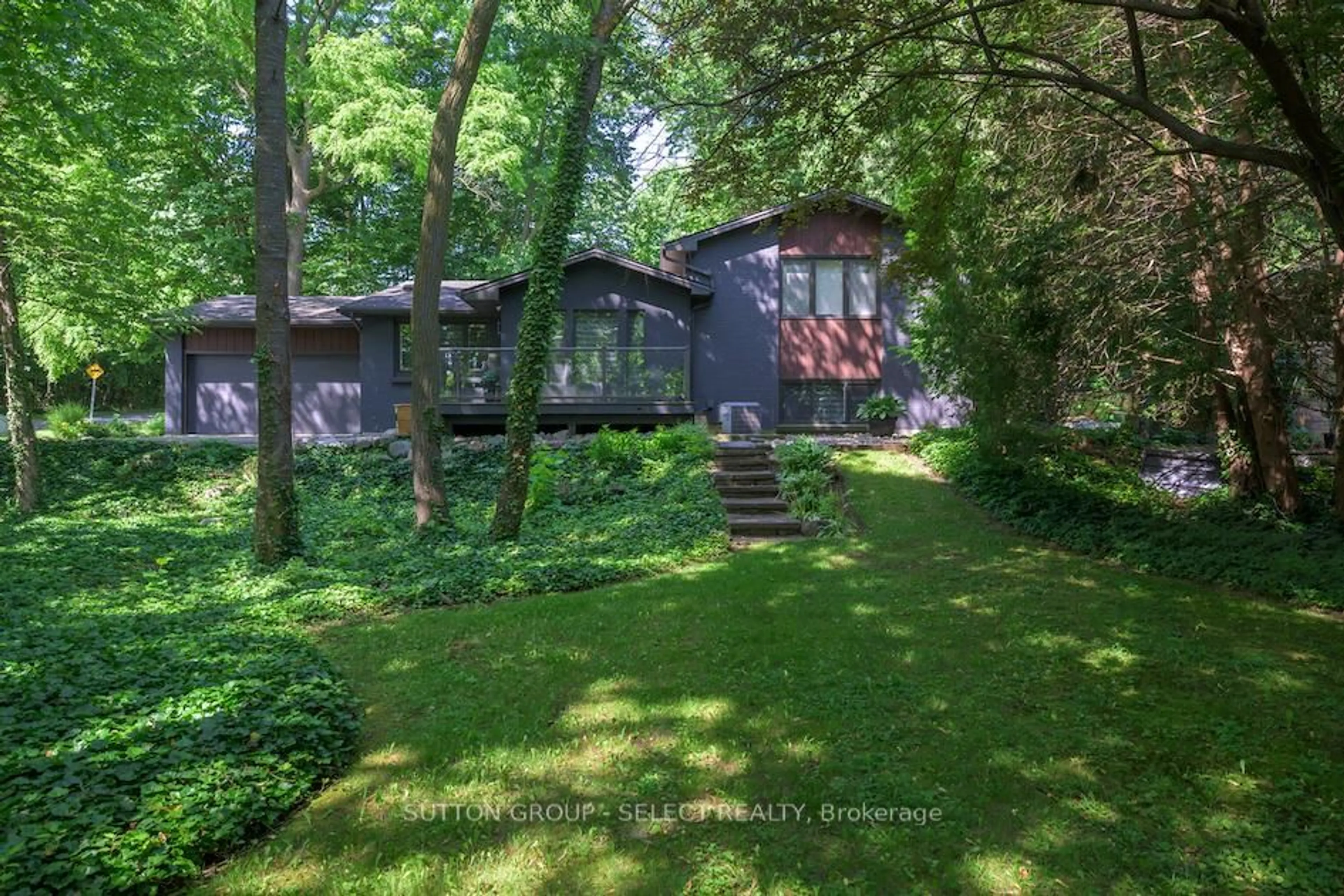 A pic from outside/outdoor area/front of a property/back of a property/a pic from drone, unknown for 1625 Hillside Dr, London North Ontario N6G 2R1