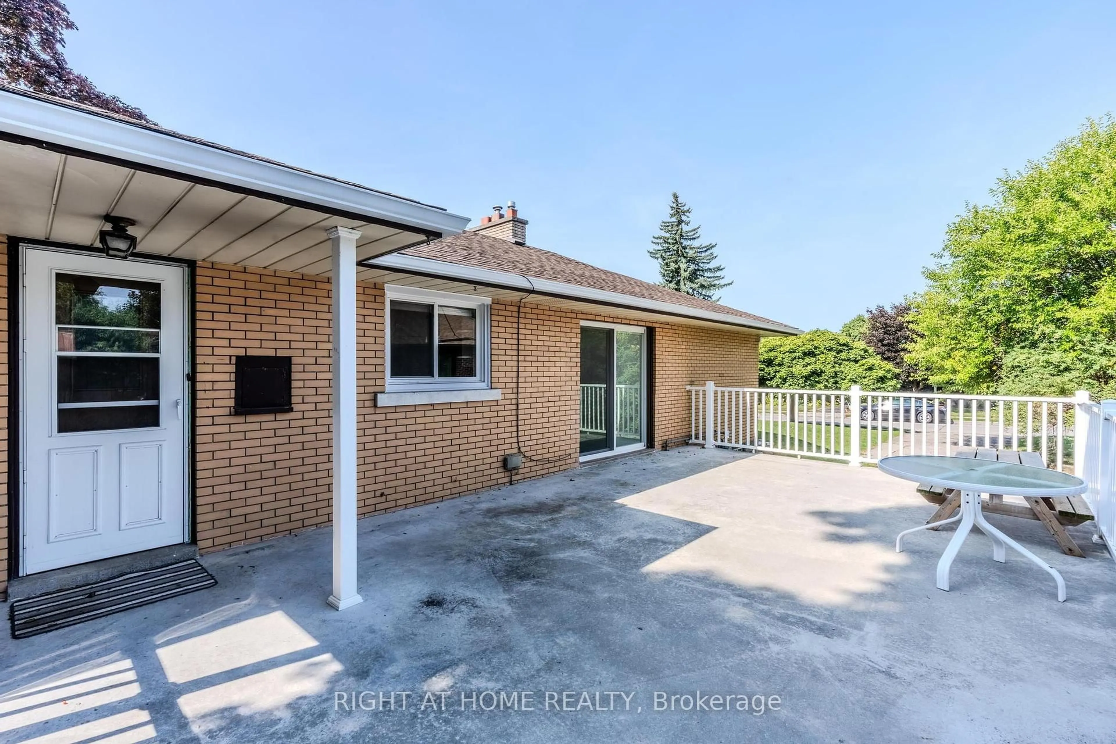 A pic from outside/outdoor area/front of a property/back of a property/a pic from drone, unknown for 509 Rose St, Cambridge Ontario N3H 2E5