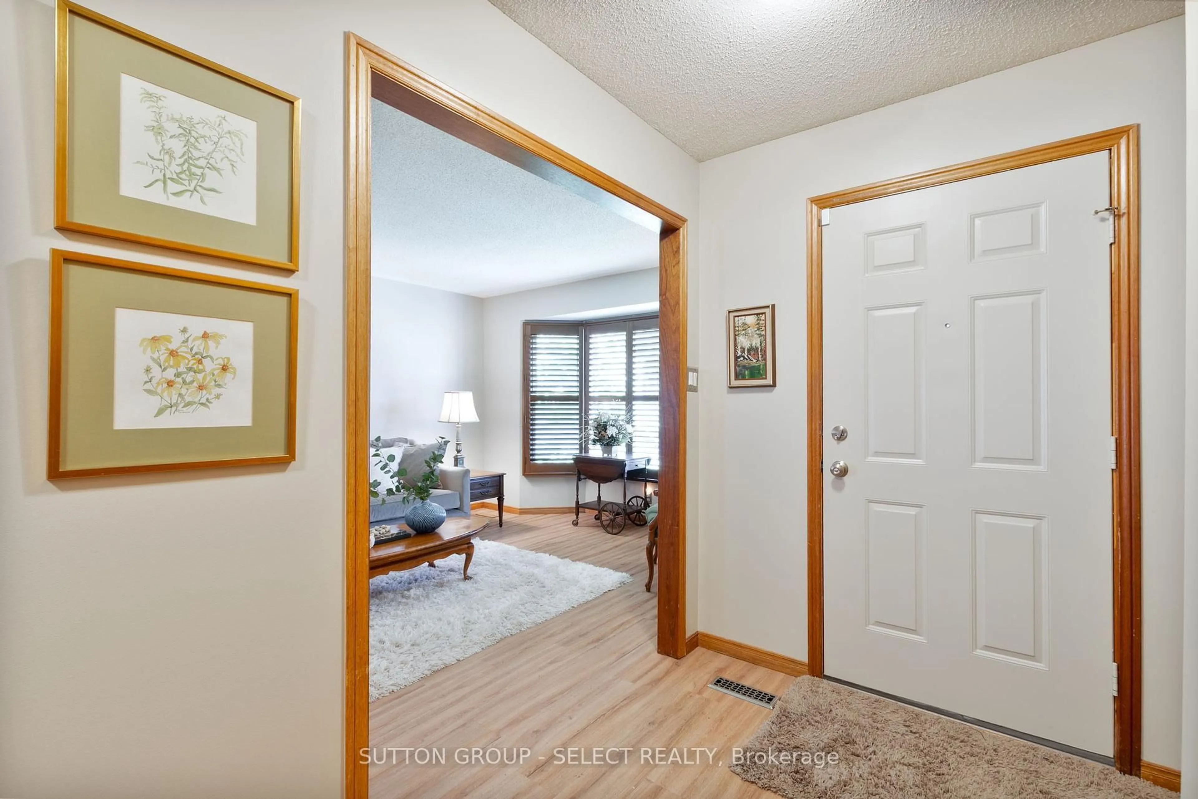 Indoor entryway for 18 Benedict Crt, London East Ontario N5Y 5H6