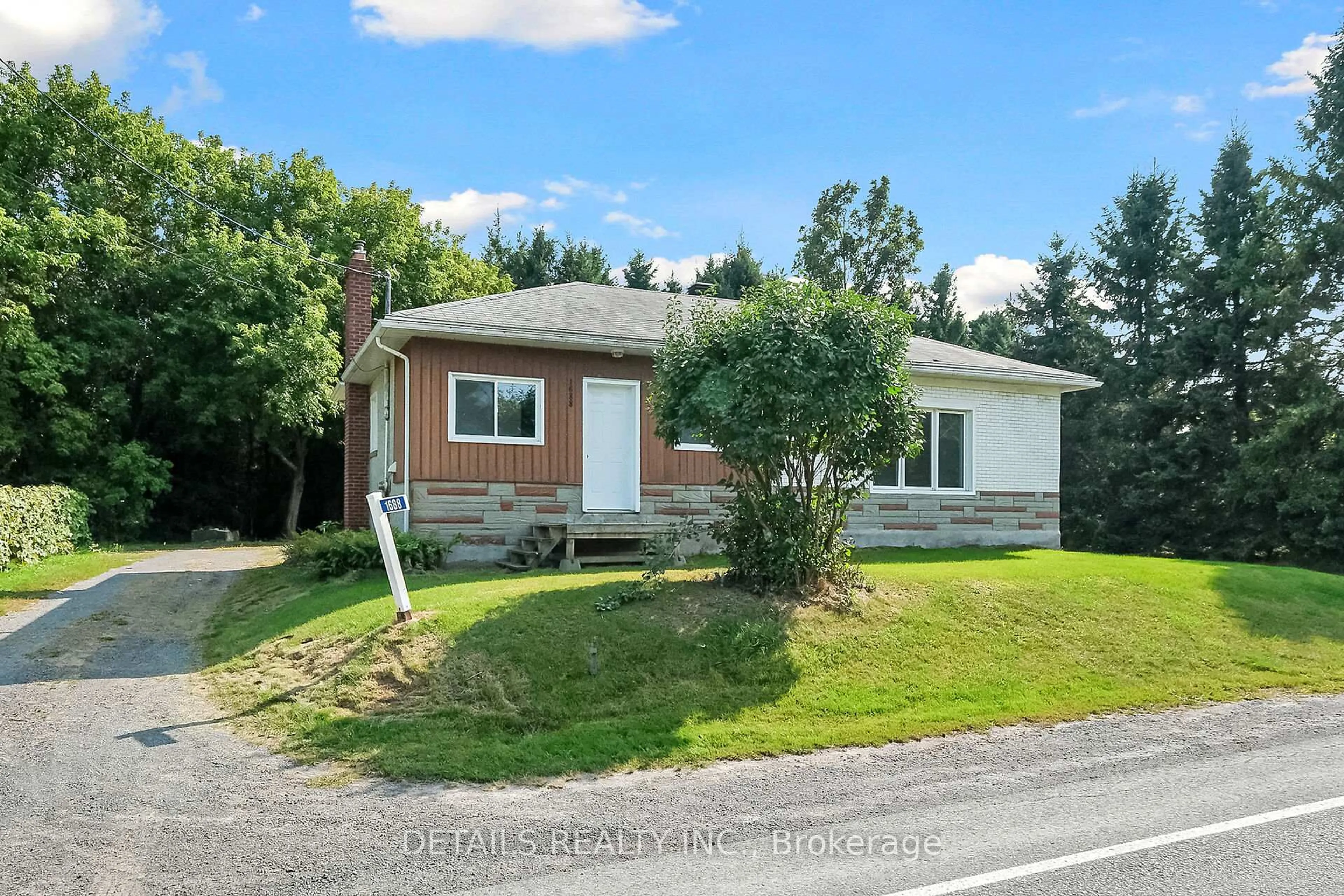 A pic from outside/outdoor area/front of a property/back of a property/a pic from drone, street for 1688 Russell Rd, Clarence-Rockland Ontario K0A 1E0