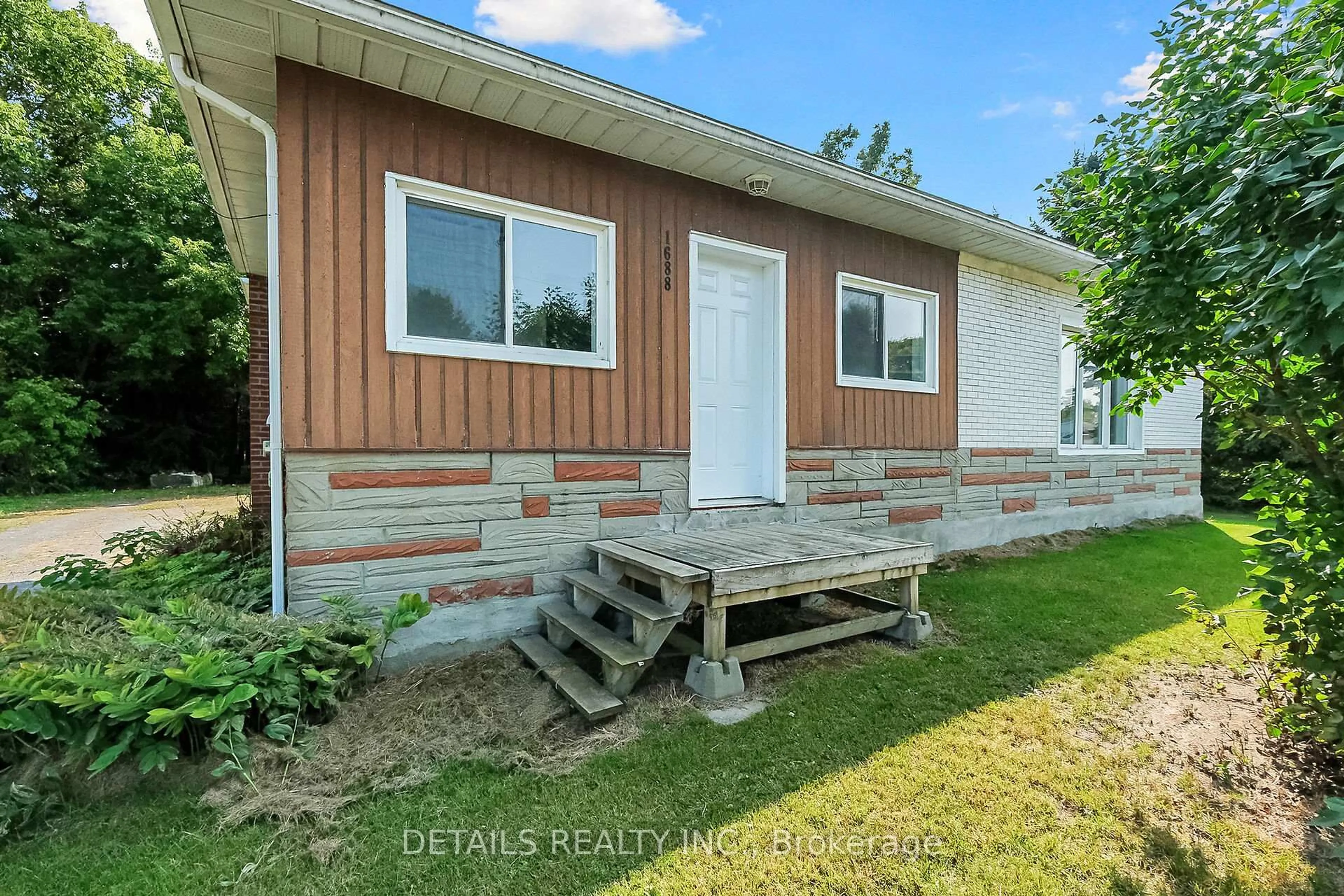 Home with vinyl exterior material, street for 1688 Russell Rd, Clarence-Rockland Ontario K0A 1E0