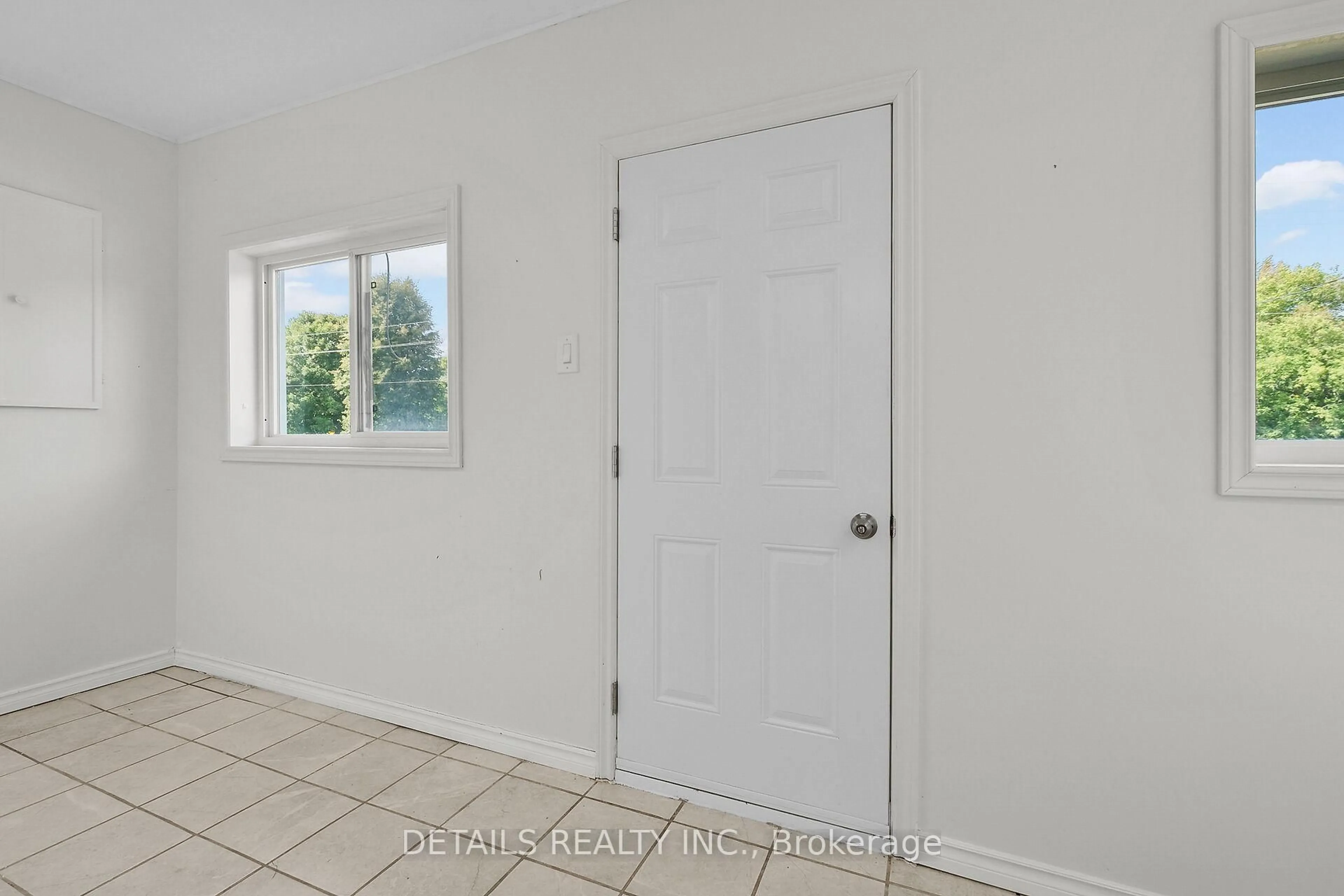 Indoor entryway for 1688 Russell Rd, Clarence-Rockland Ontario K0A 1E0