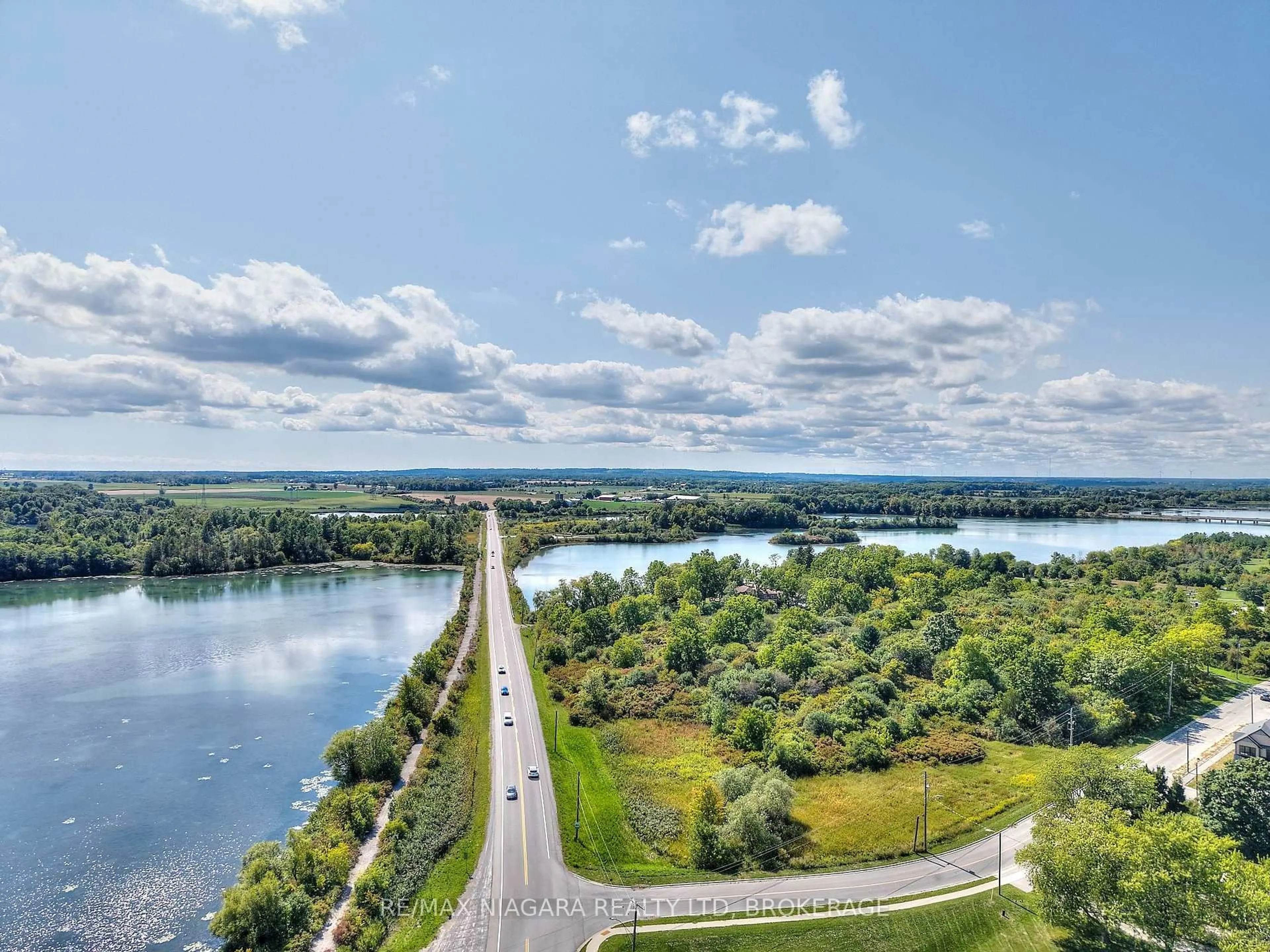 A pic from outside/outdoor area/front of a property/back of a property/a pic from drone, water/lake/river/ocean view for 21 Ivy Cres, Thorold Ontario L2V 0J9