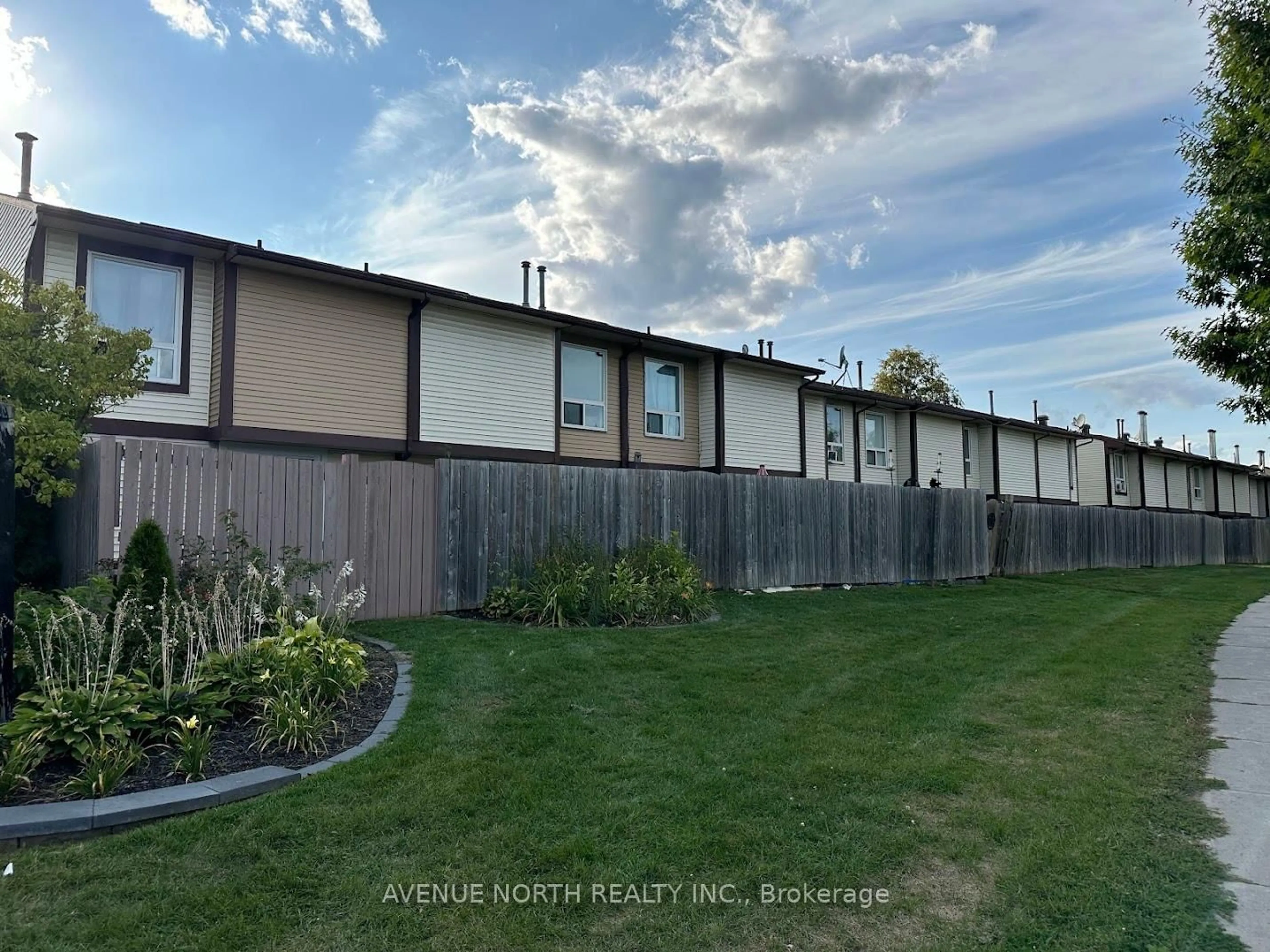 A pic from outside/outdoor area/front of a property/back of a property/a pic from drone, unknown for 1771 Dondale St #60, Ottawa Ontario K1B 5H7