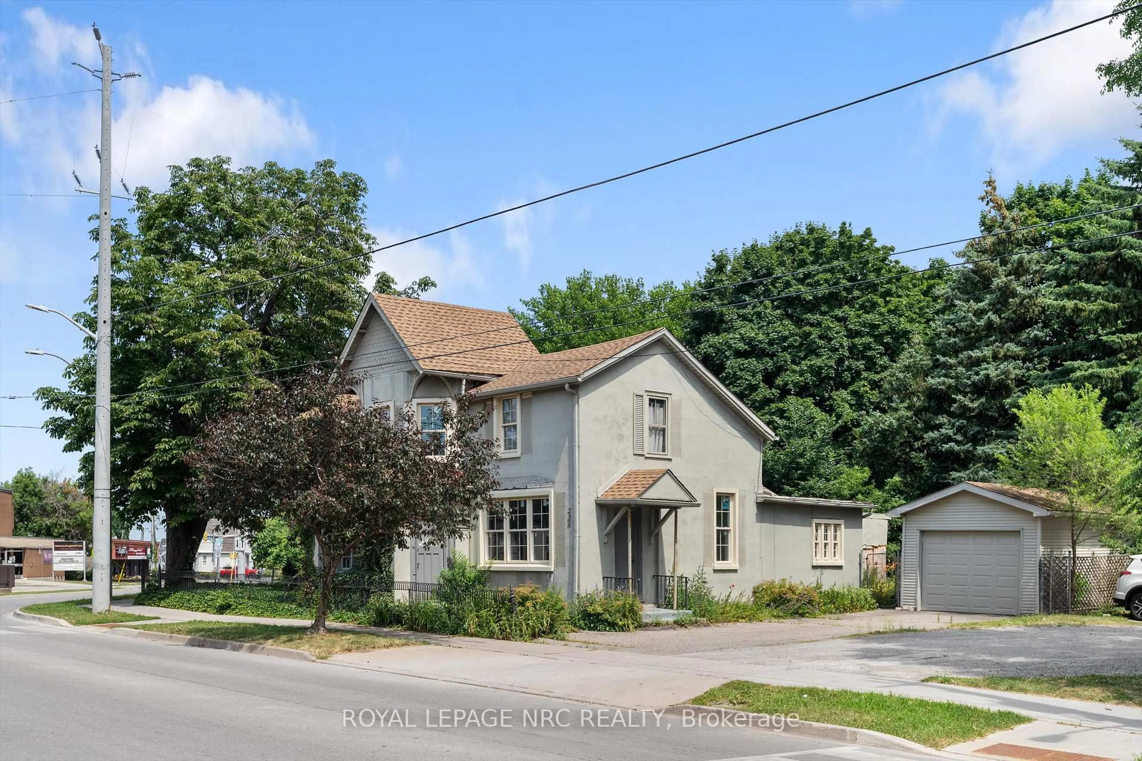 A pic from outside/outdoor area/front of a property/back of a property/a pic from drone, street for 228 King St, St. Catharines Ontario L2R 3J9
