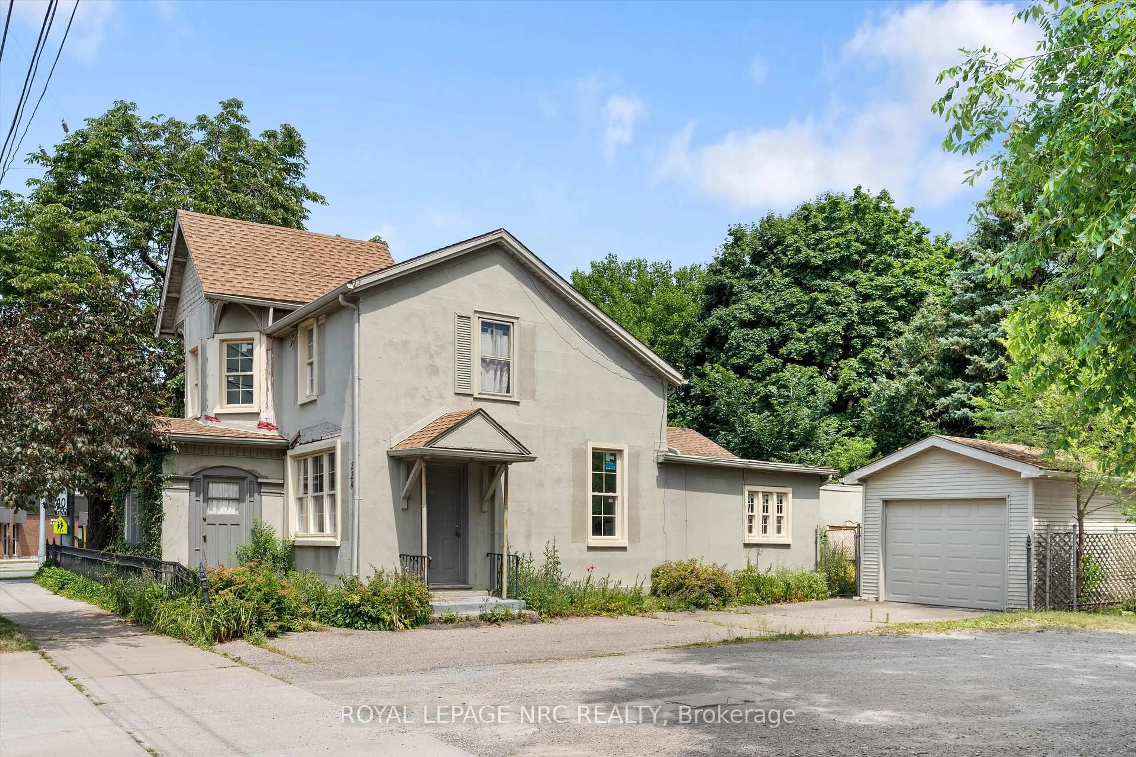 A pic from outside/outdoor area/front of a property/back of a property/a pic from drone, street for 228 King St, St. Catharines Ontario L2R 3J9