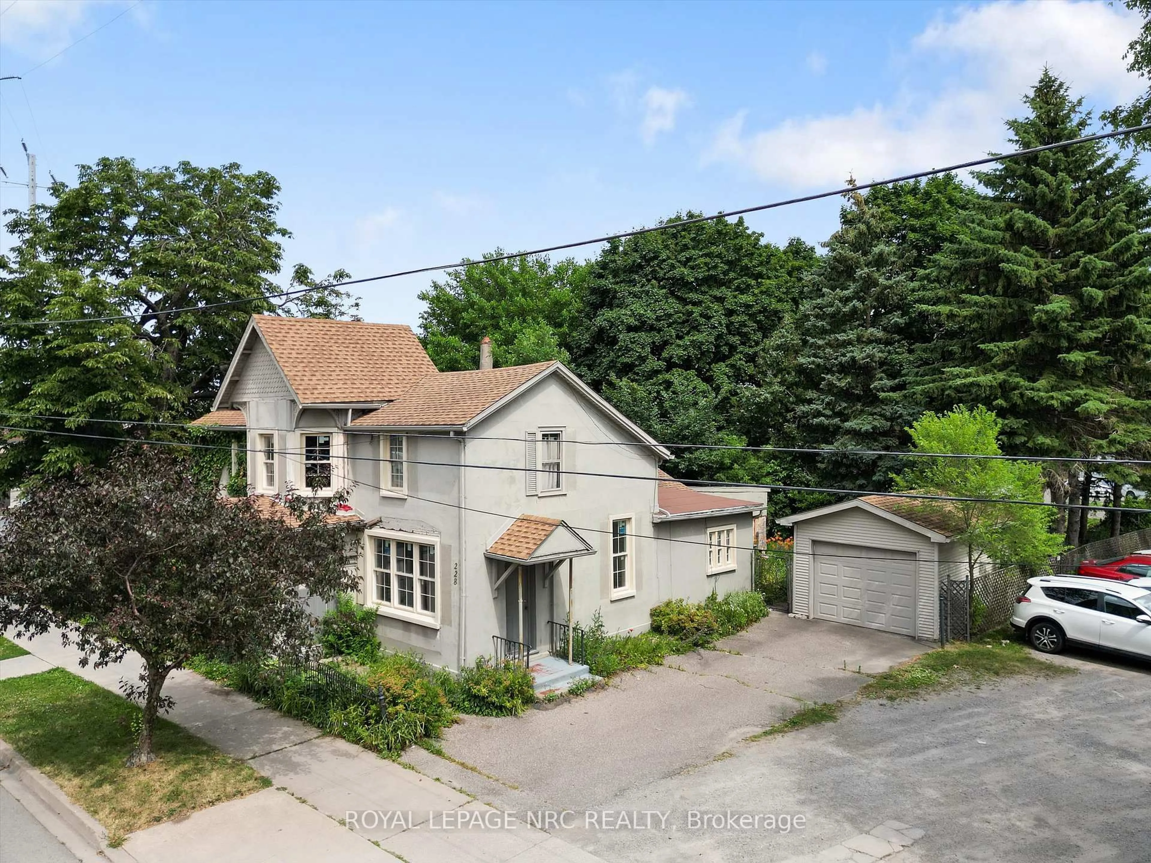 A pic from outside/outdoor area/front of a property/back of a property/a pic from drone, street for 228 King St, St. Catharines Ontario L2R 3J9
