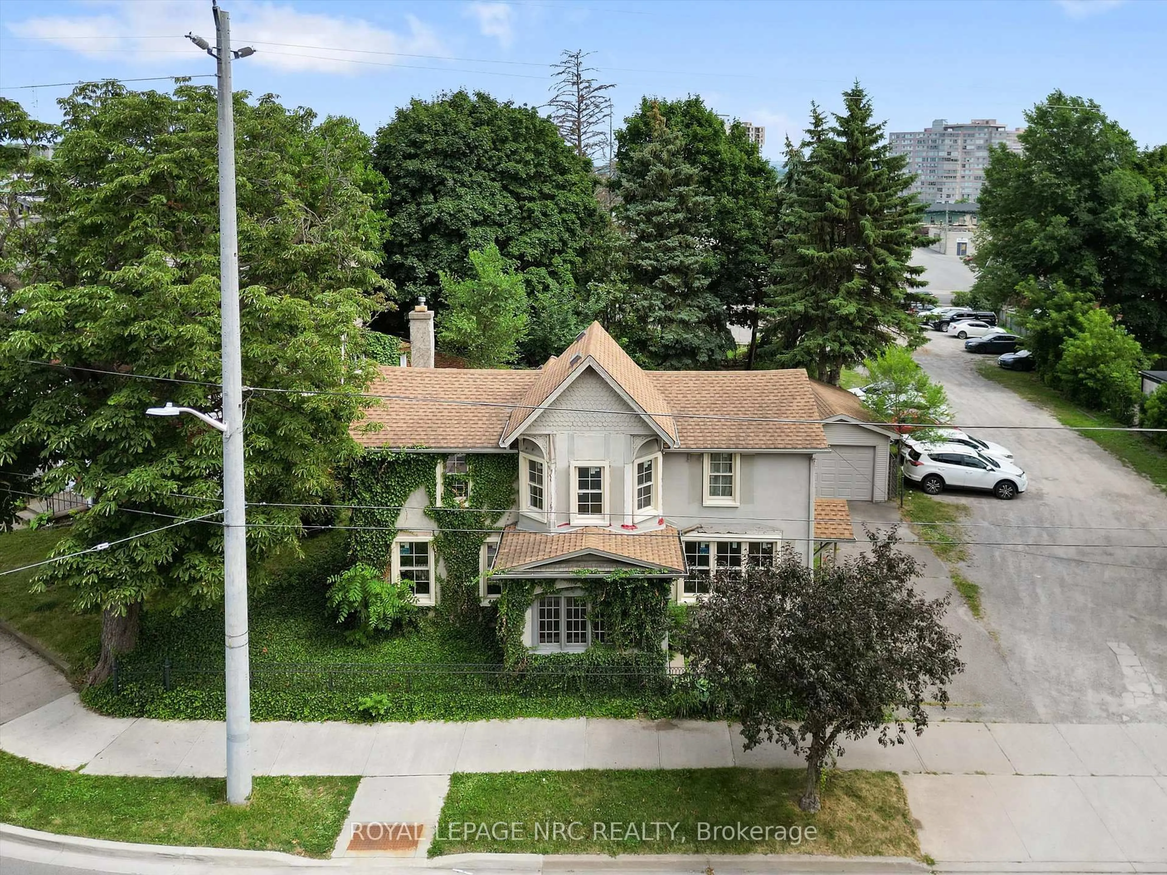 A pic from outside/outdoor area/front of a property/back of a property/a pic from drone, street for 228 King St, St. Catharines Ontario L2R 3J9