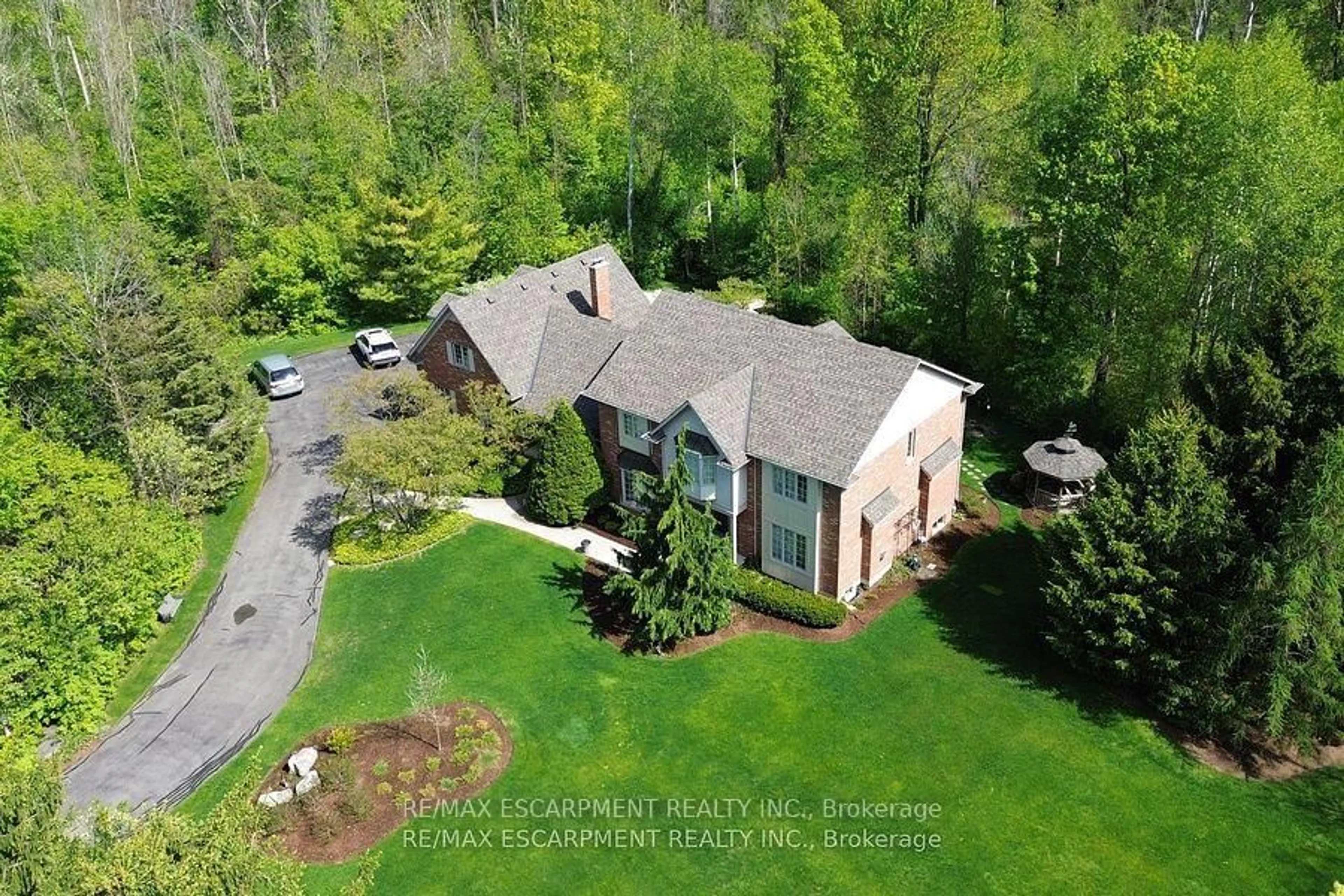 A pic from outside/outdoor area/front of a property/back of a property/a pic from drone, unknown for 712 ROBSON Rd, Hamilton Ontario L8B 1H1