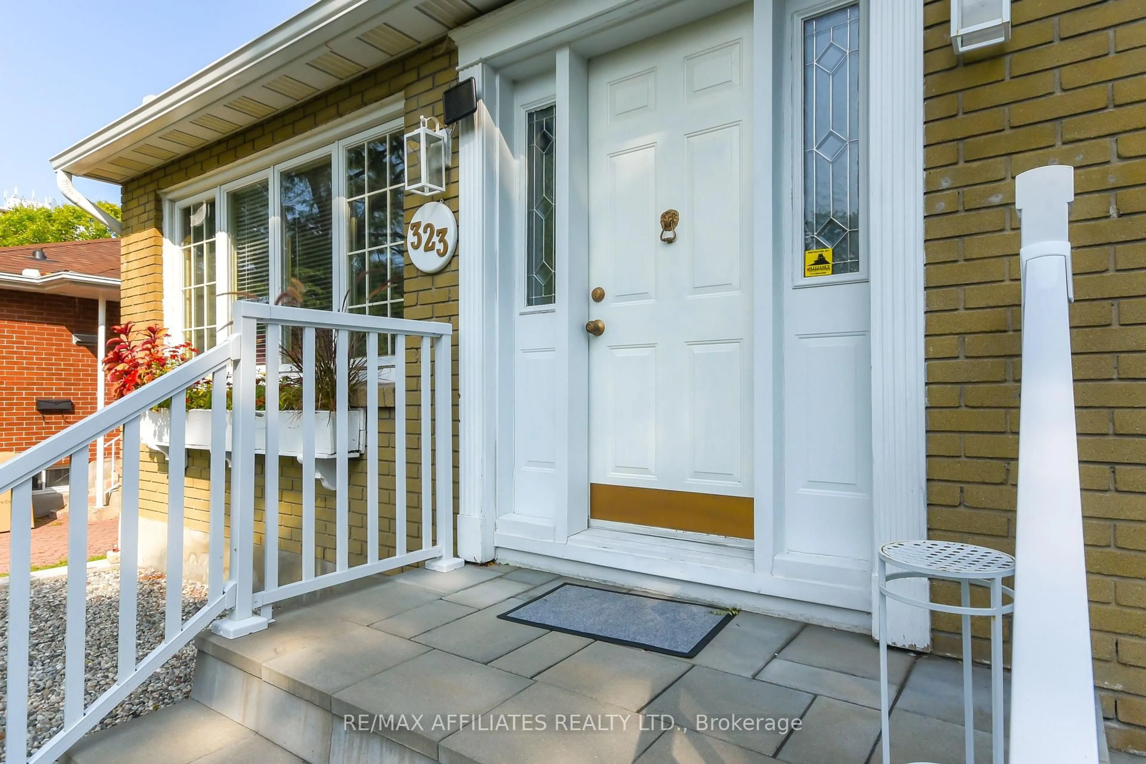 Indoor entryway for 323 Fullerton Ave, Ottawa Ontario K1K 1K2