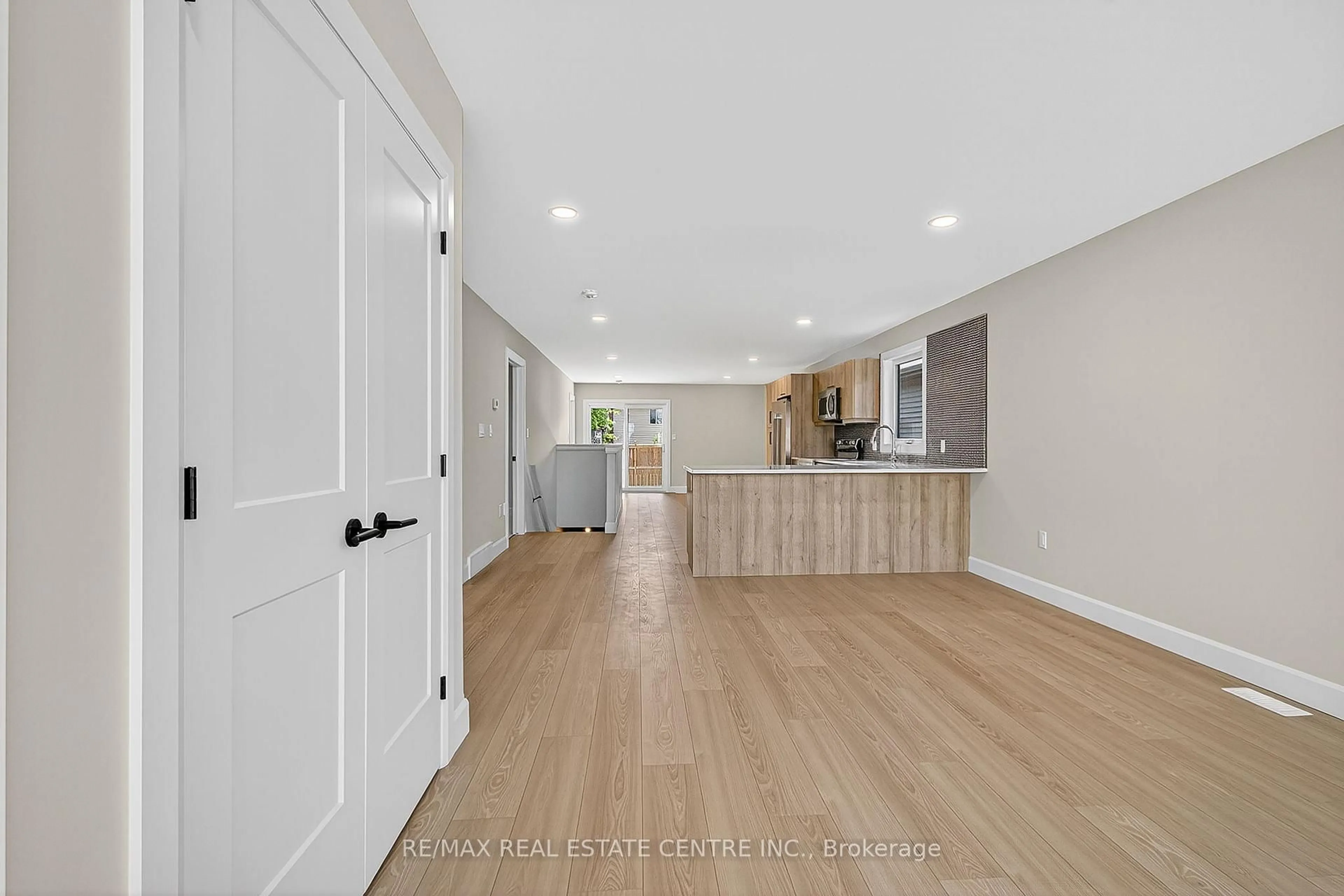 Open concept kitchen, unknown for 93 Moonstone Cres, Chatham-Kent Ontario N7M 0S2