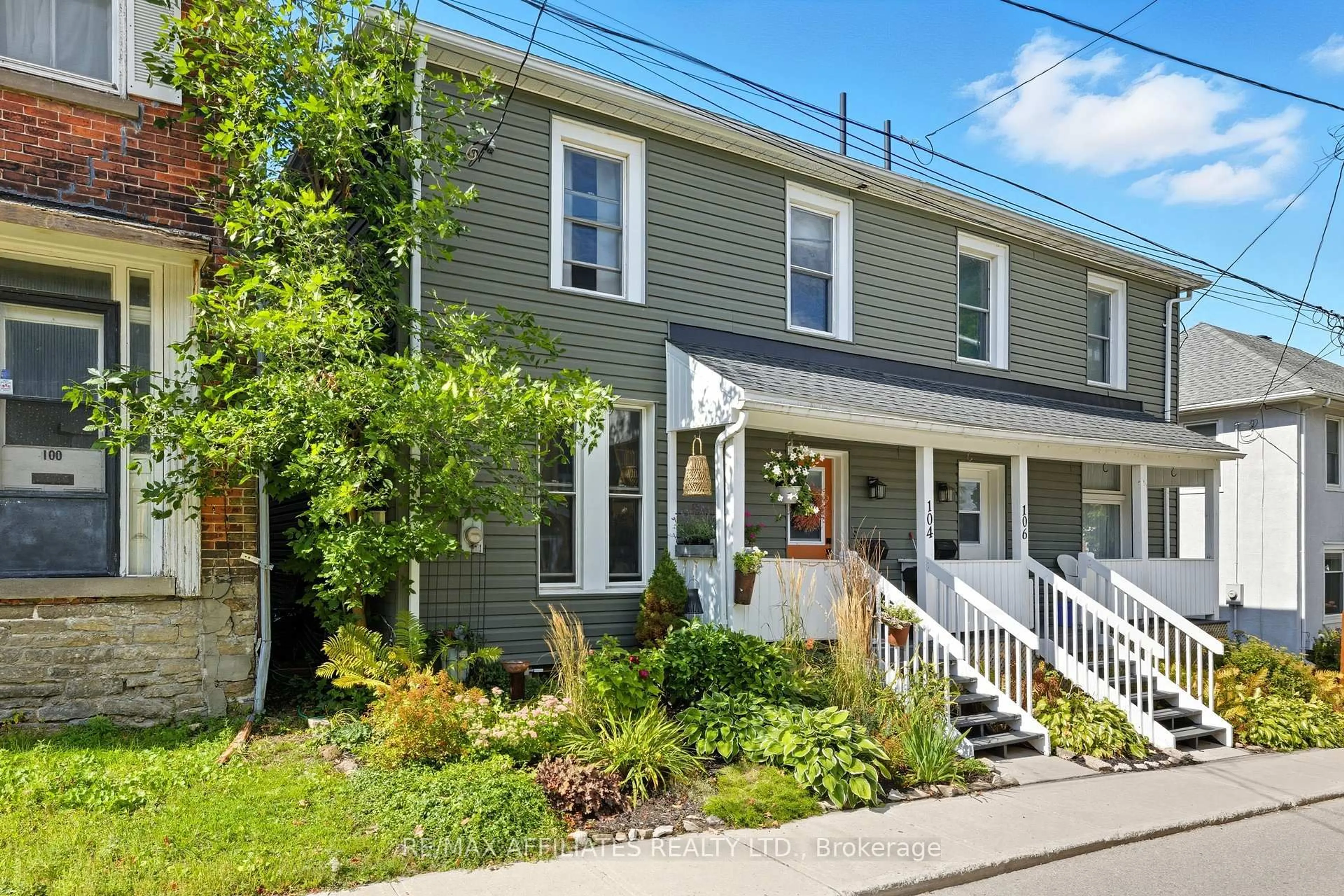 Home with vinyl exterior material, street for 104 Bethune St, Brockville Ontario K6V 2E4