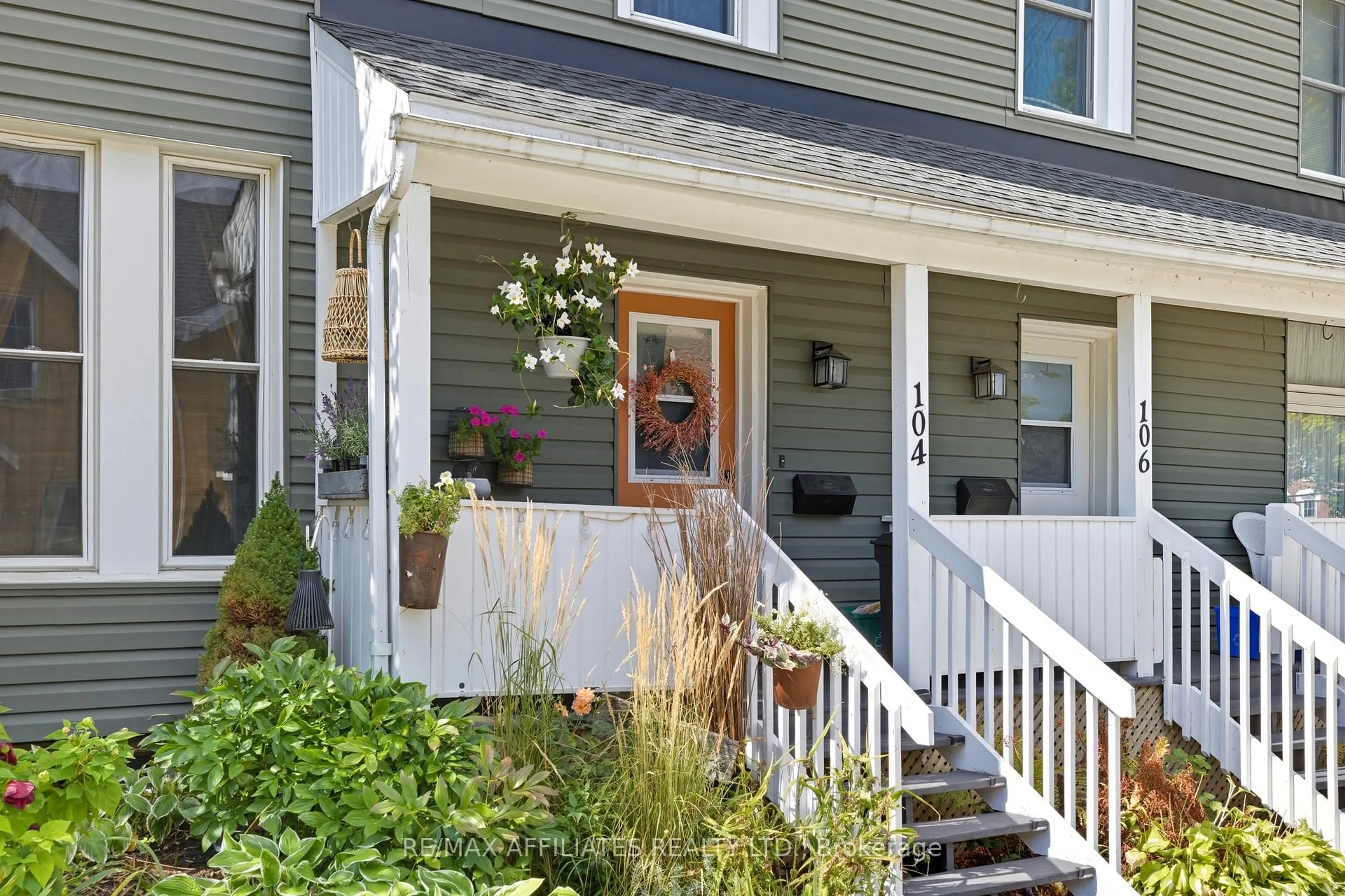 Home with vinyl exterior material, street for 104 Bethune St, Brockville Ontario K6V 2E4