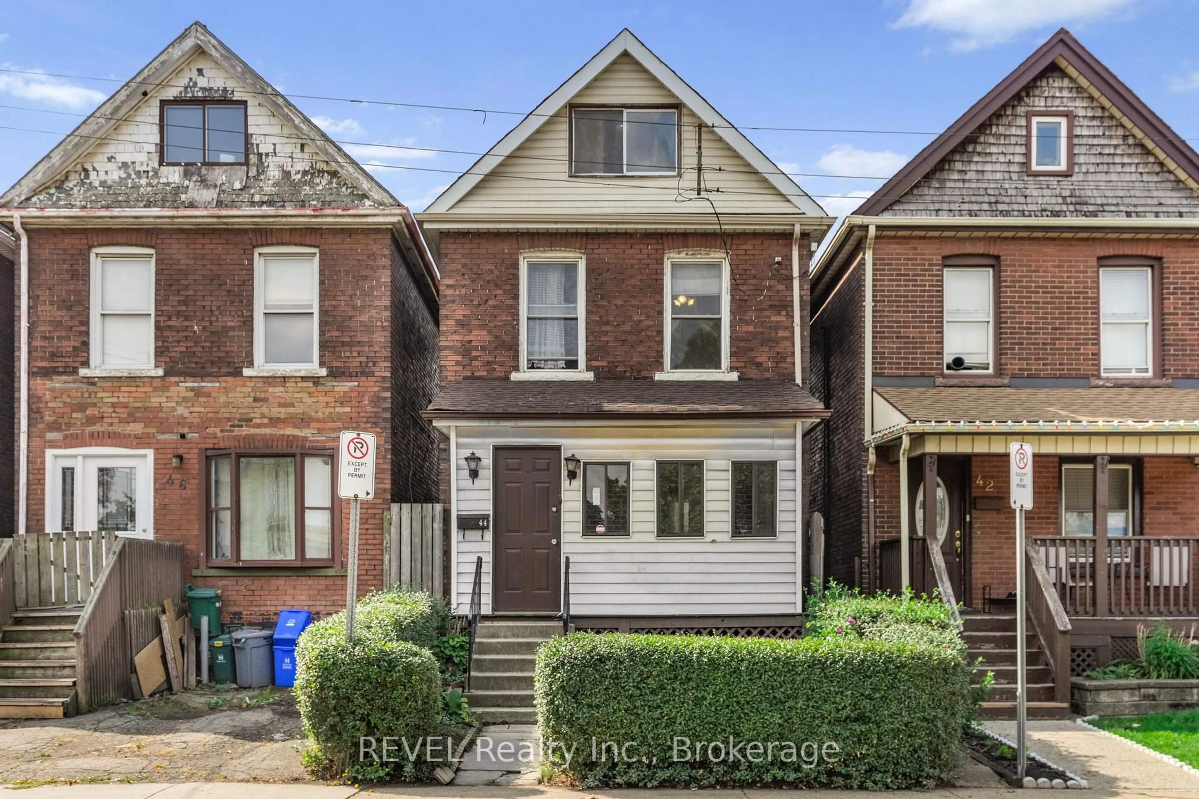 Home with brick exterior material, street for 44 Gordon St, Hamilton Ontario L8L 3H2