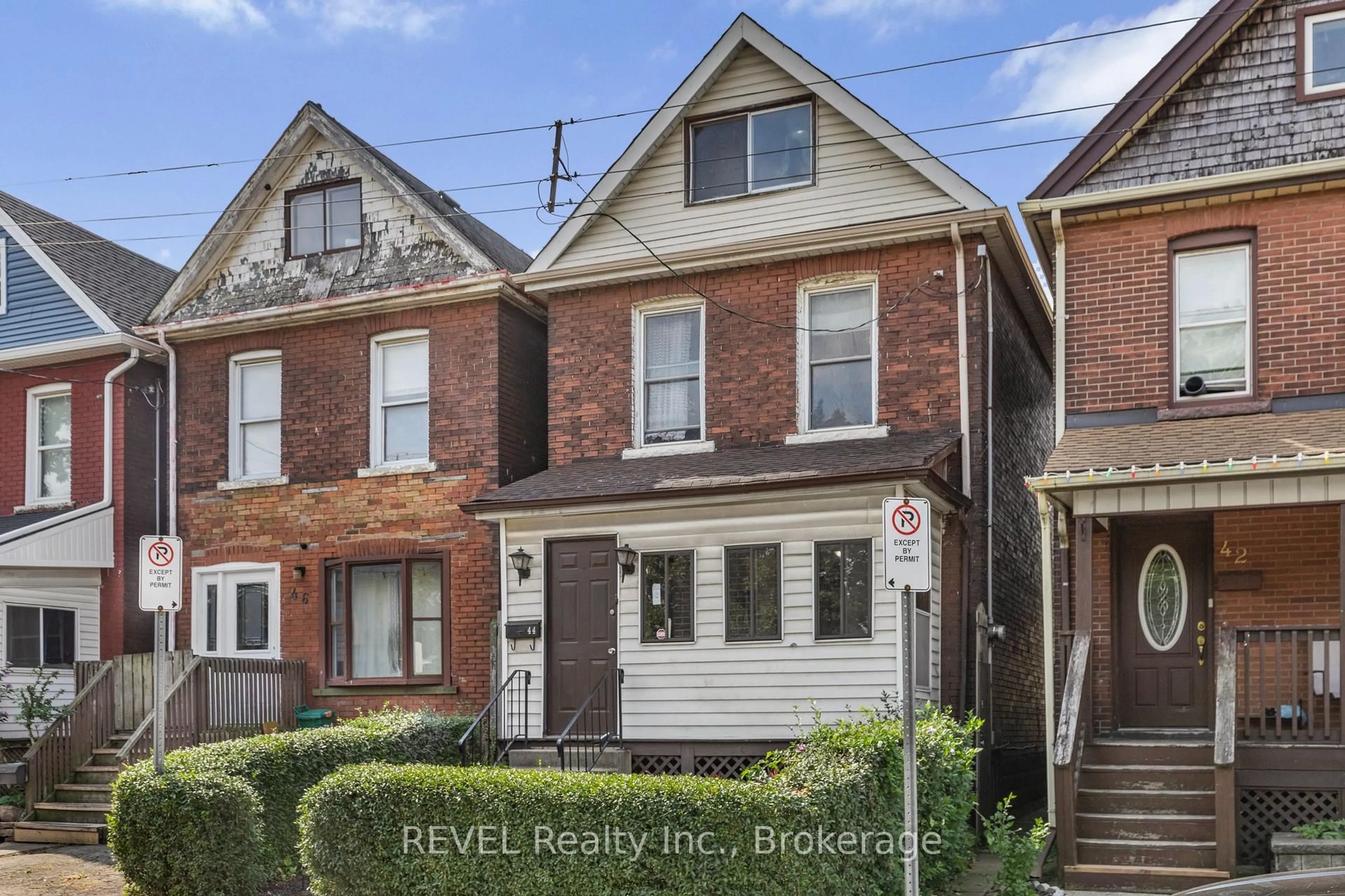 Home with brick exterior material, street for 44 Gordon St, Hamilton Ontario L8L 3H2