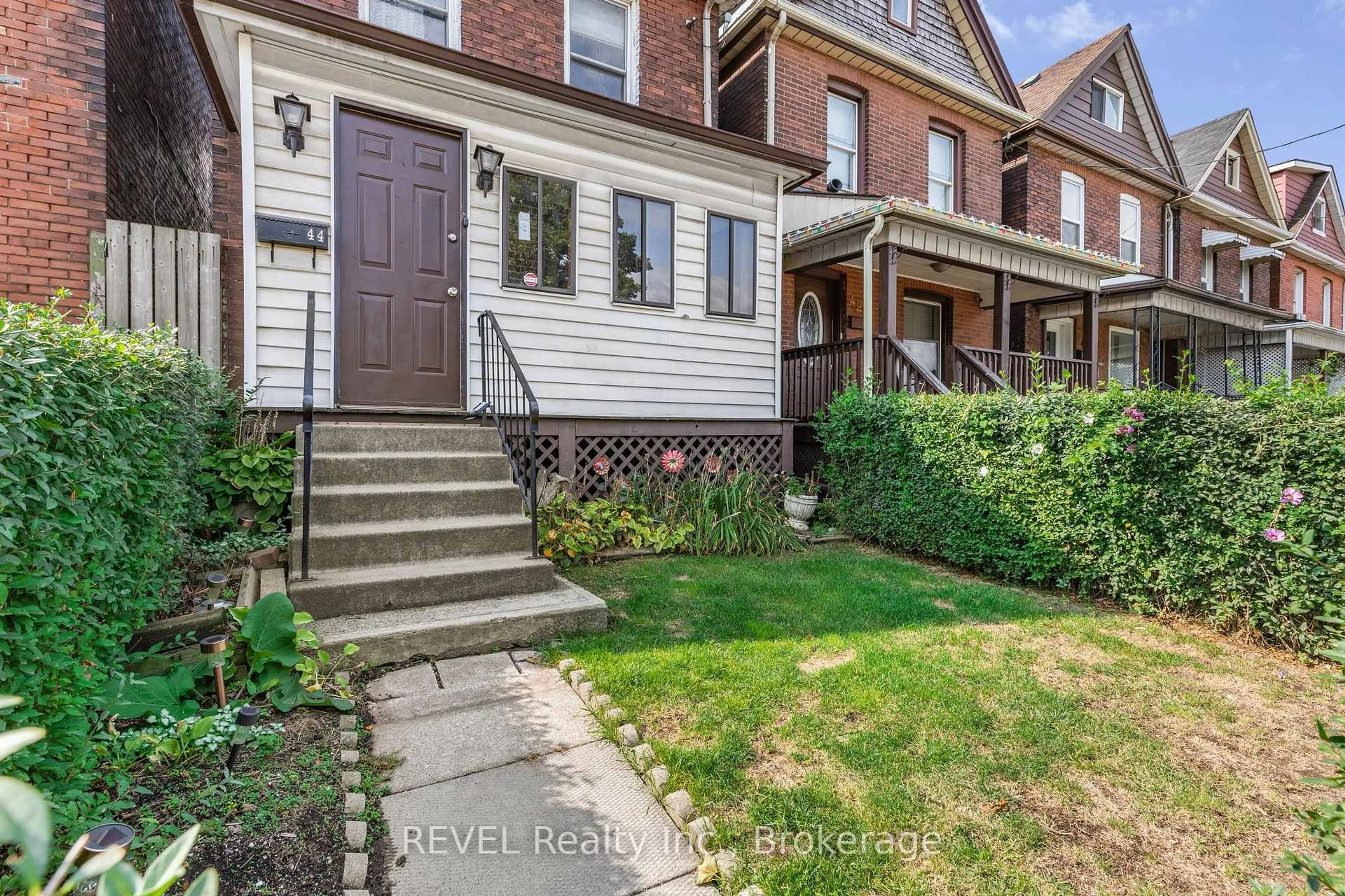 Home with brick exterior material, street for 44 Gordon St, Hamilton Ontario L8L 3H2