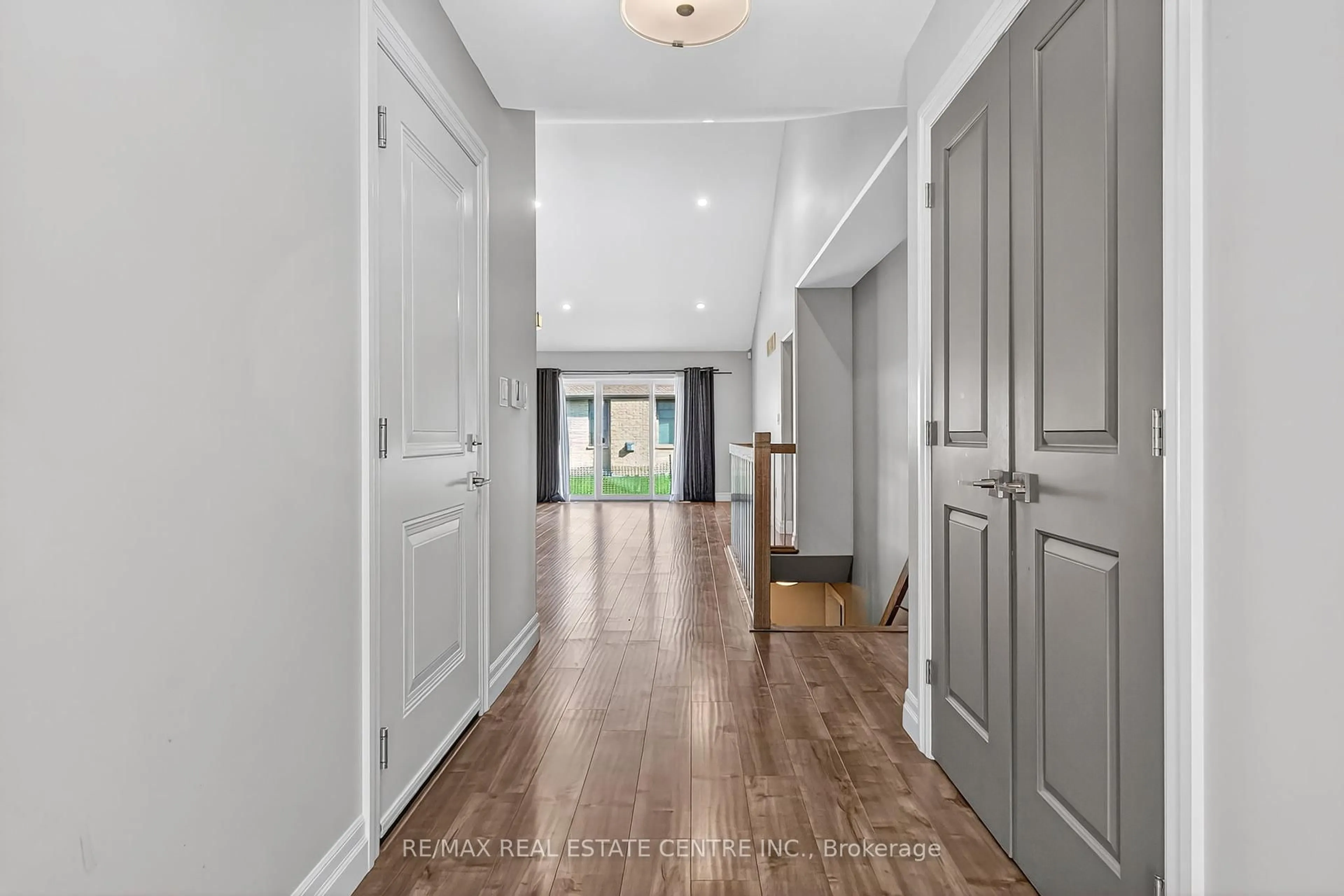 Indoor entryway for 520 Molinari Cres, Sarnia Ontario N7W 1C5