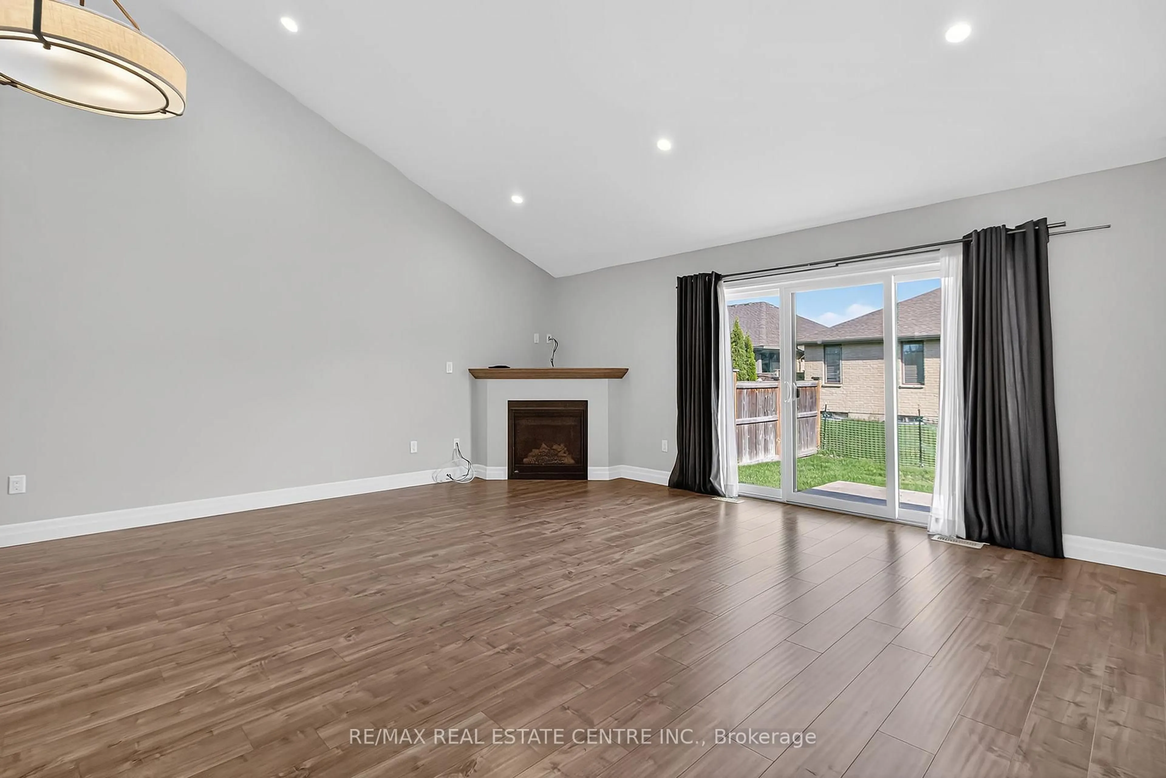A pic of a room for 520 Molinari Cres, Sarnia Ontario N7W 1C5