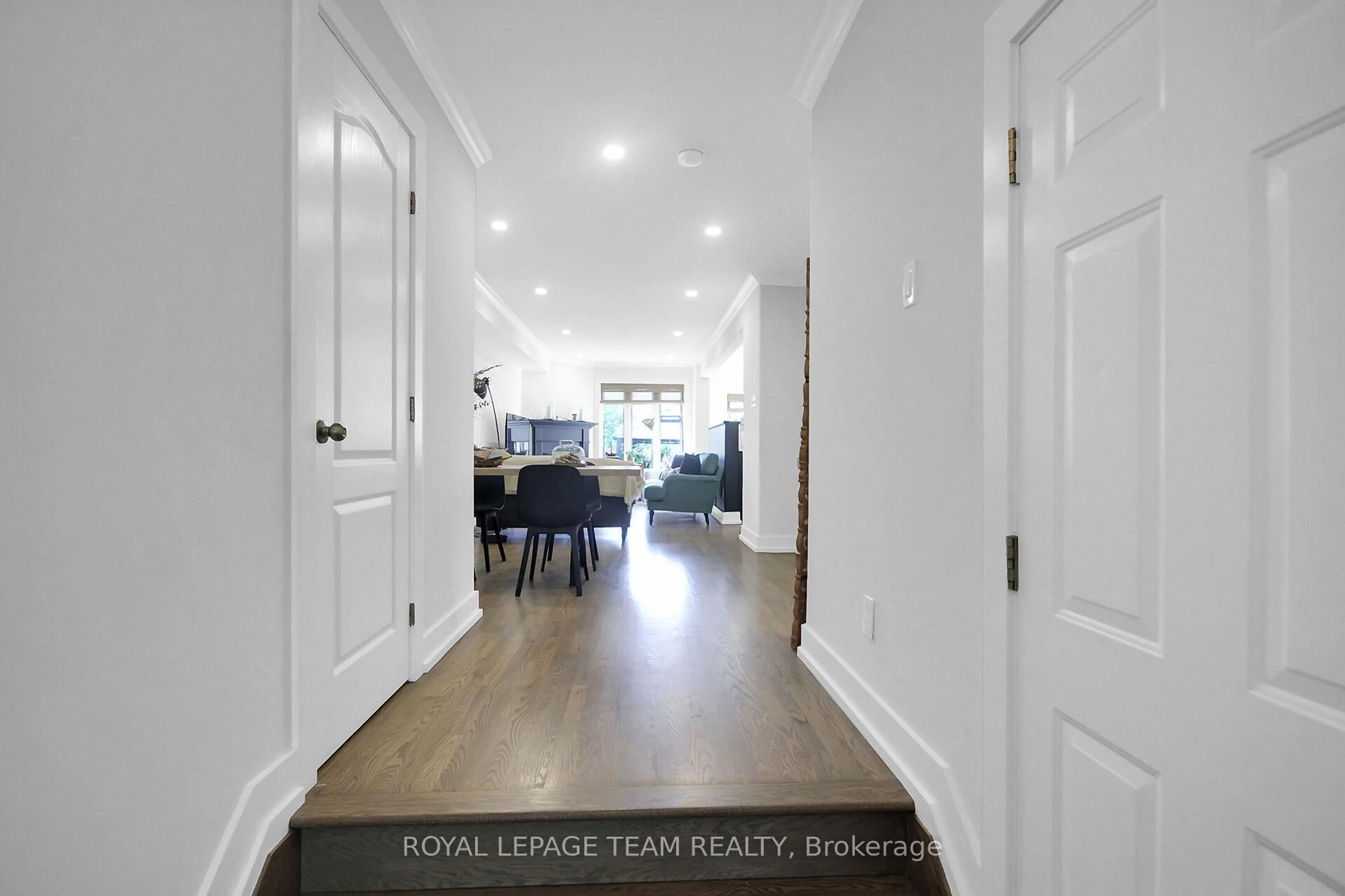 Indoor entryway for 112 Talltree Cres, Ottawa Ontario K2S 0A9