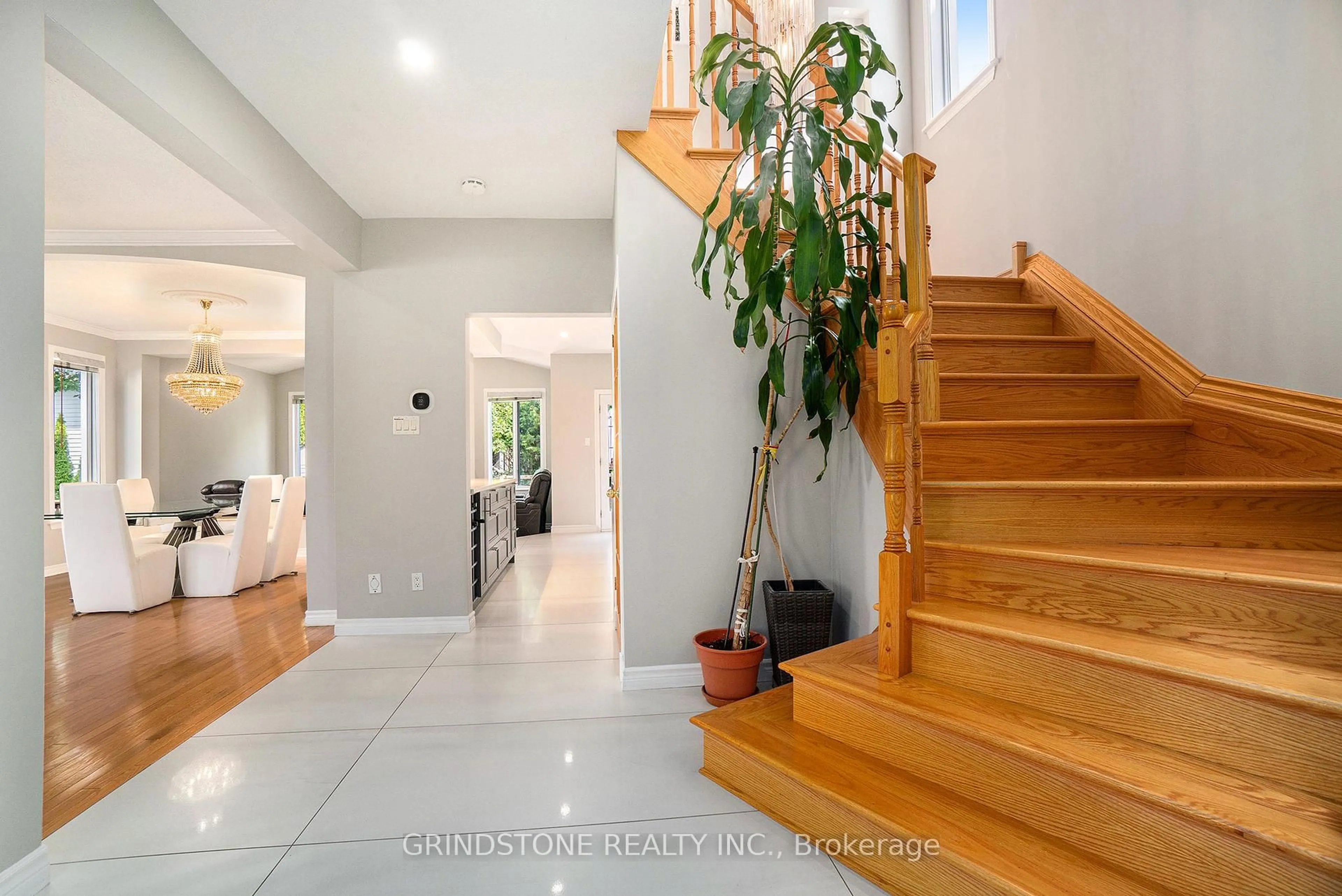 Indoor entryway for 95 Evanshen Cres, Kanata Ontario K2K 2X7