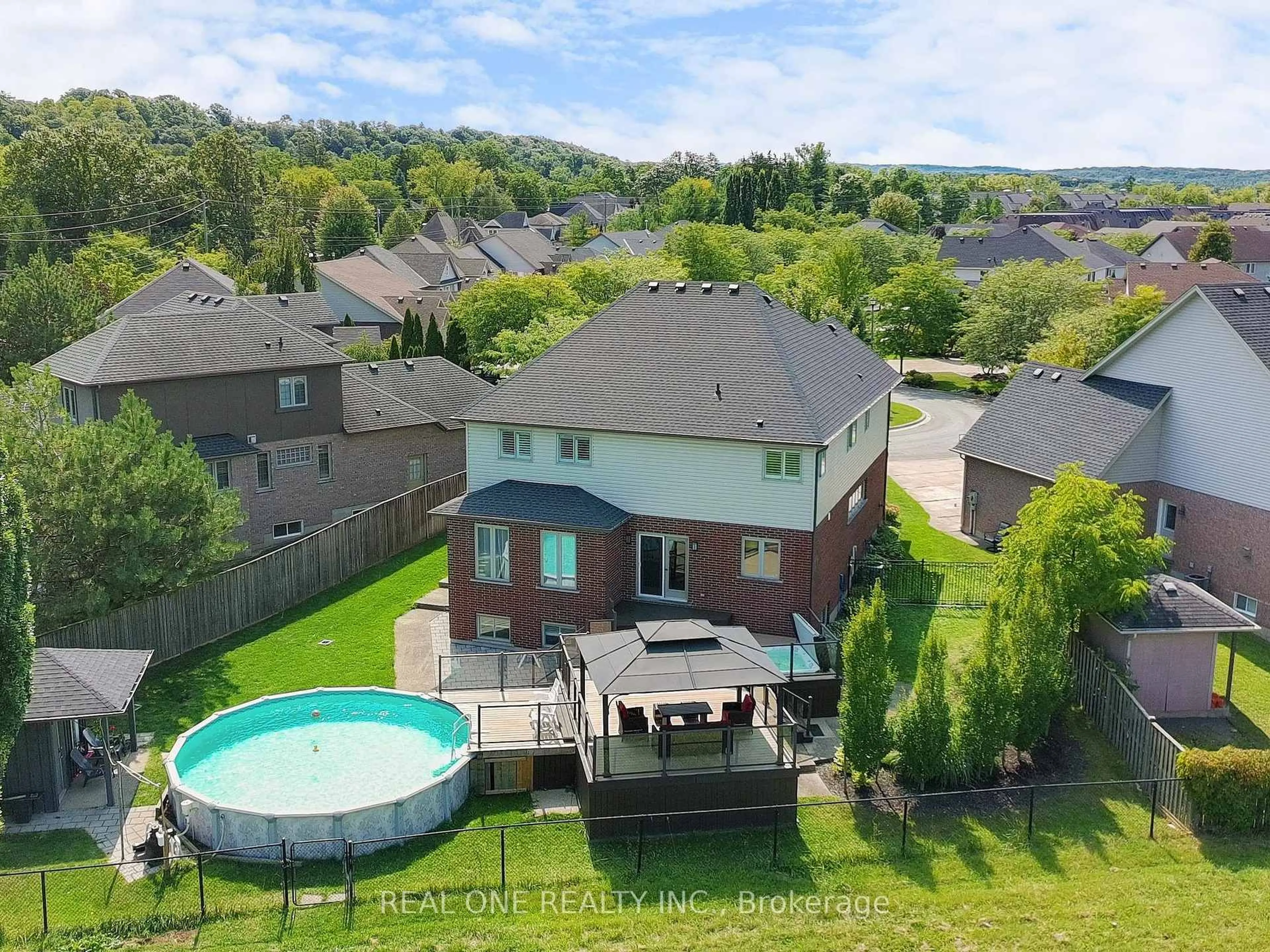 A pic from outside/outdoor area/front of a property/back of a property/a pic from drone, water/lake/river/ocean view for 26 Matthews Crt, St. Catharines Ontario L2S 4C4
