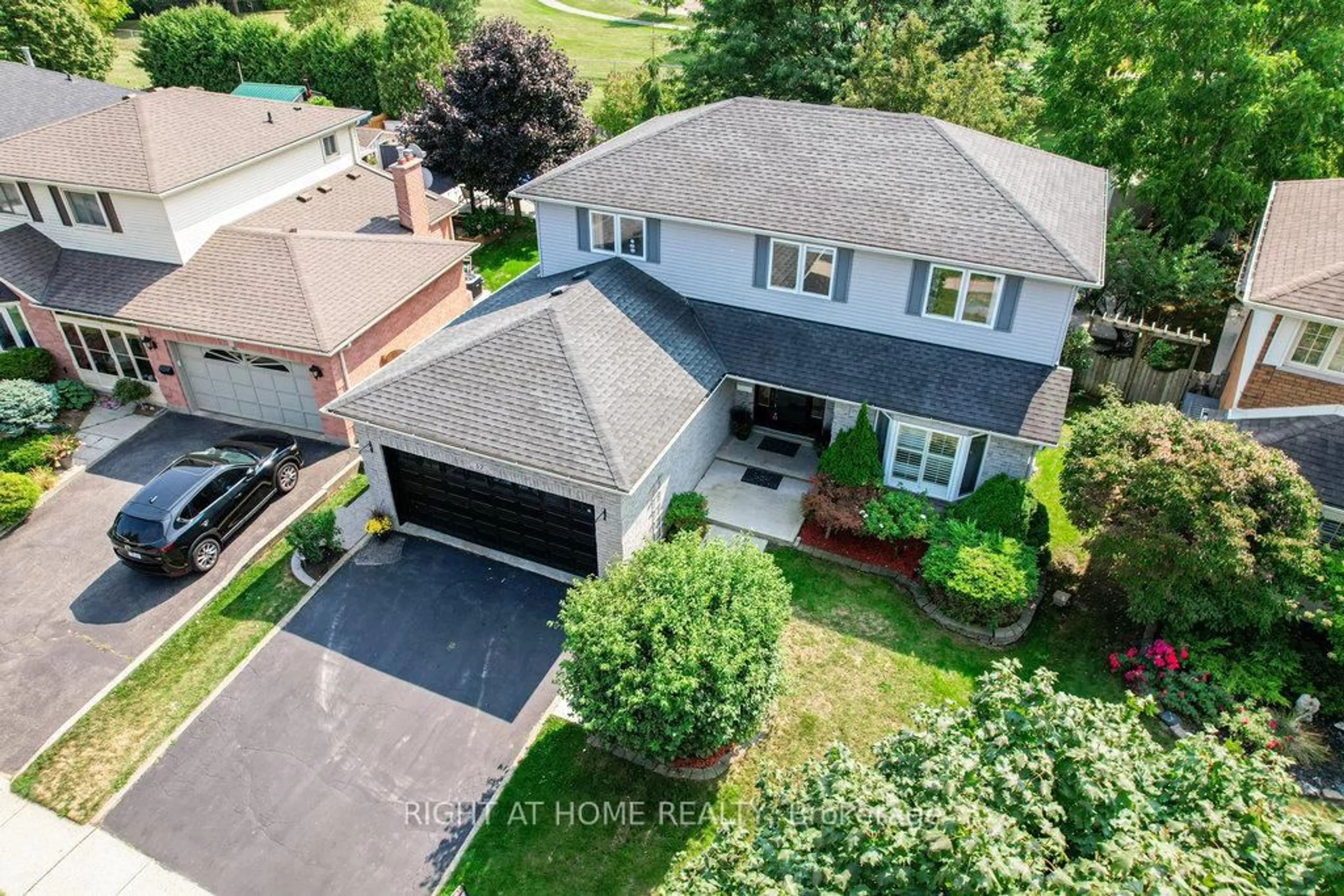 A pic from outside/outdoor area/front of a property/back of a property/a pic from drone, street for 47 Blackfriar Lane, Brantford Ontario N3R 7M2