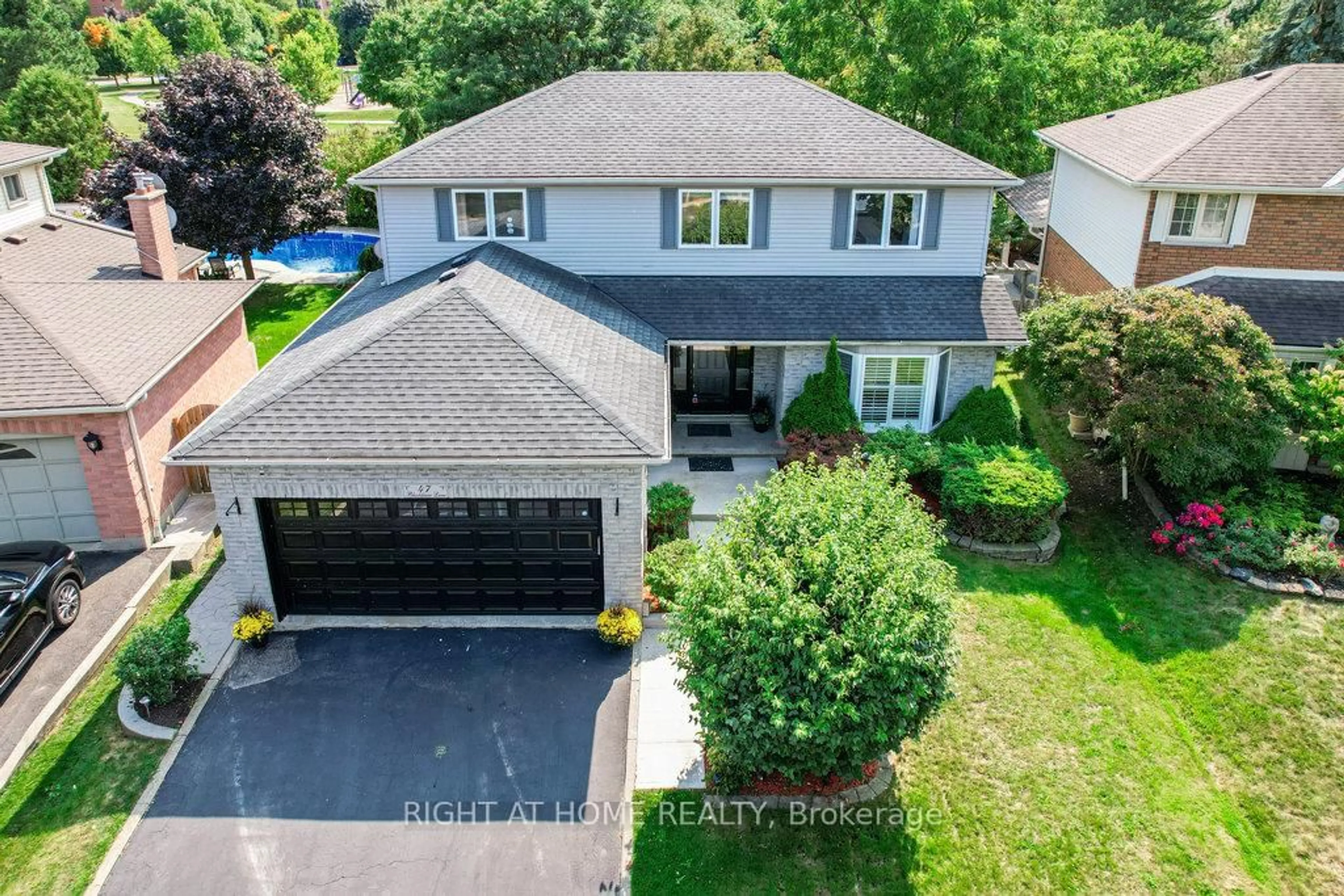 A pic from outside/outdoor area/front of a property/back of a property/a pic from drone, street for 47 Blackfriar Lane, Brantford Ontario N3R 7M2
