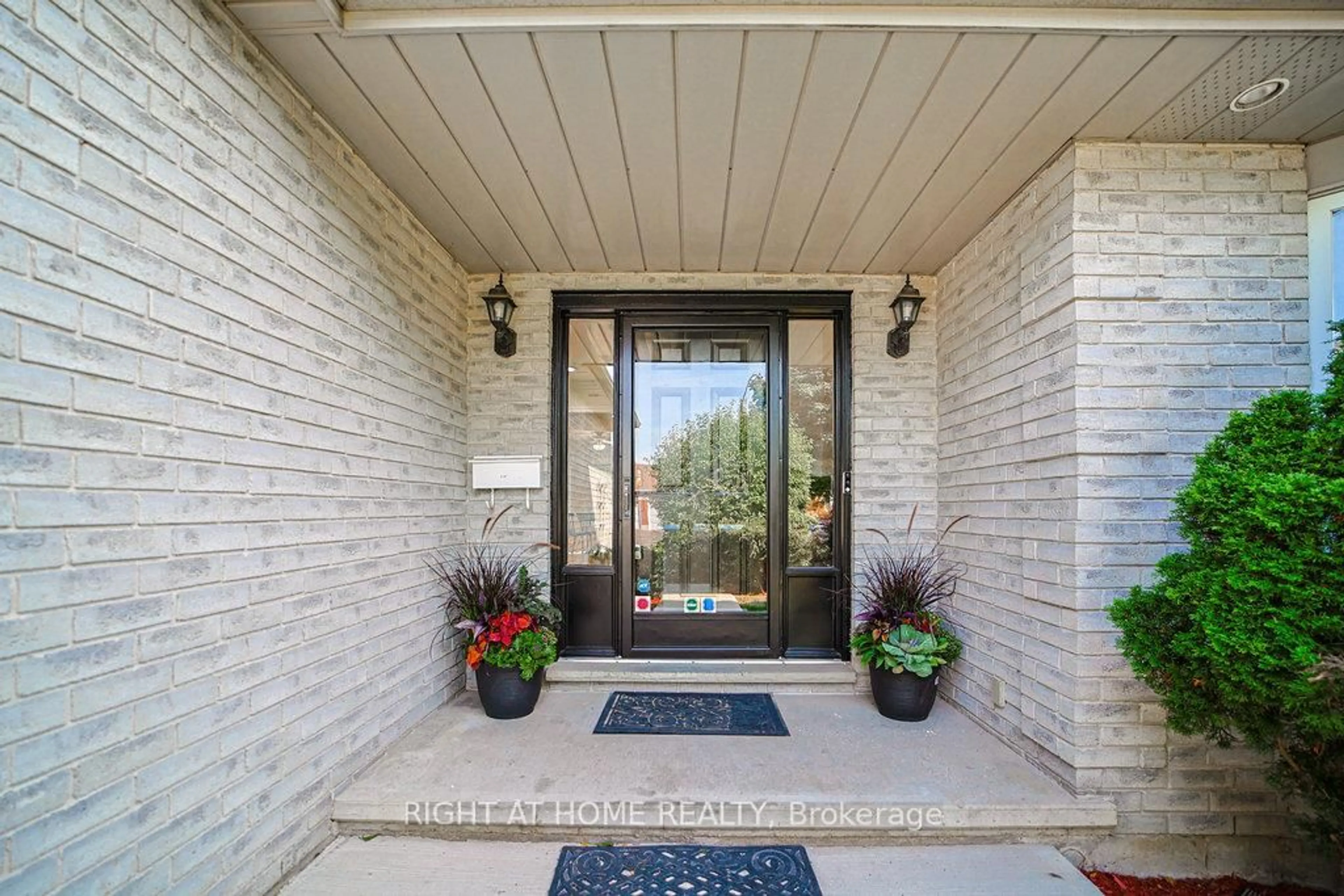 Indoor entryway for 47 Blackfriar Lane, Brantford Ontario N3R 7M2