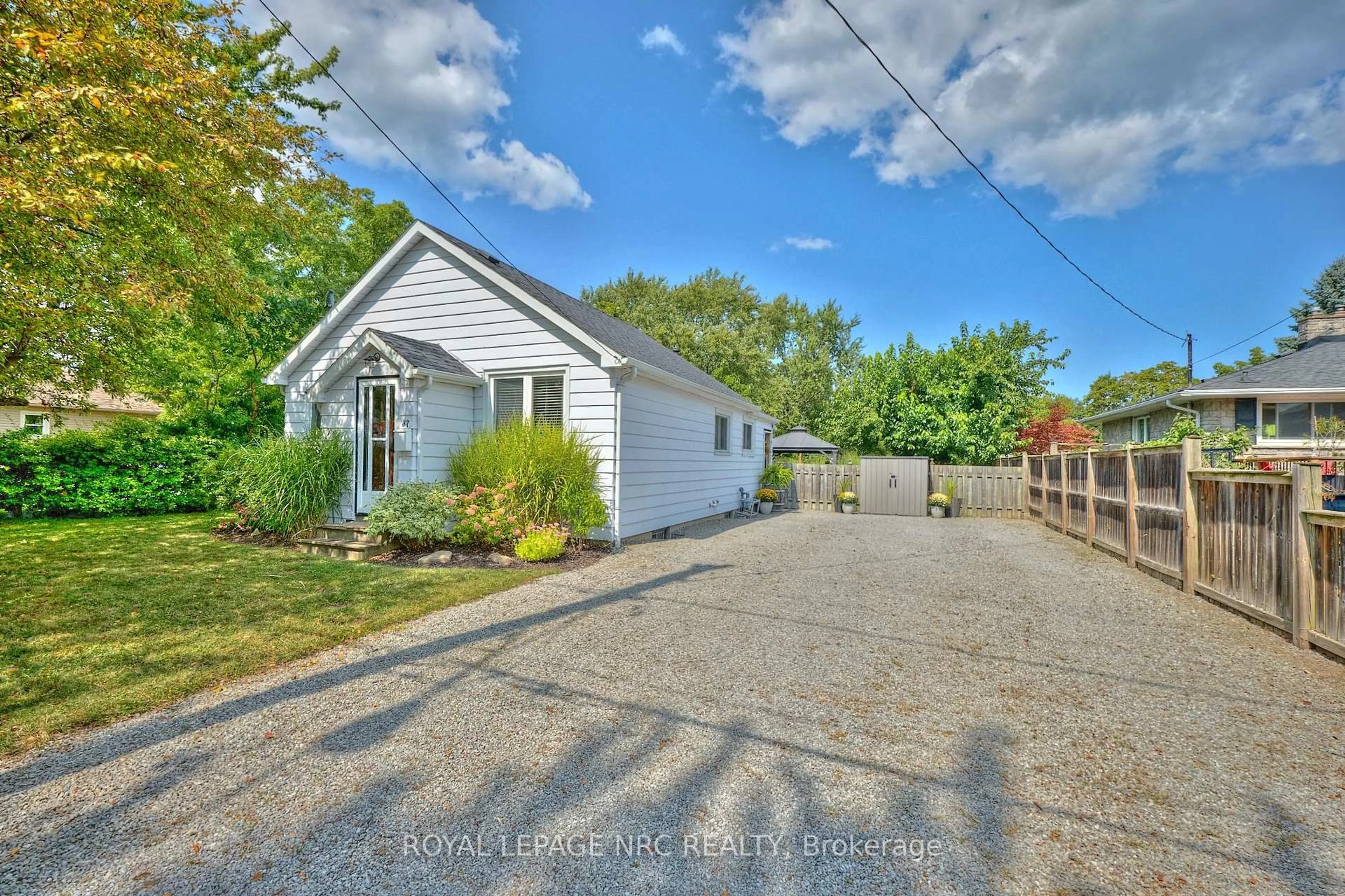 A pic from outside/outdoor area/front of a property/back of a property/a pic from drone, street for 37 Cecil St, St. Catharines Ontario L2N 4B3