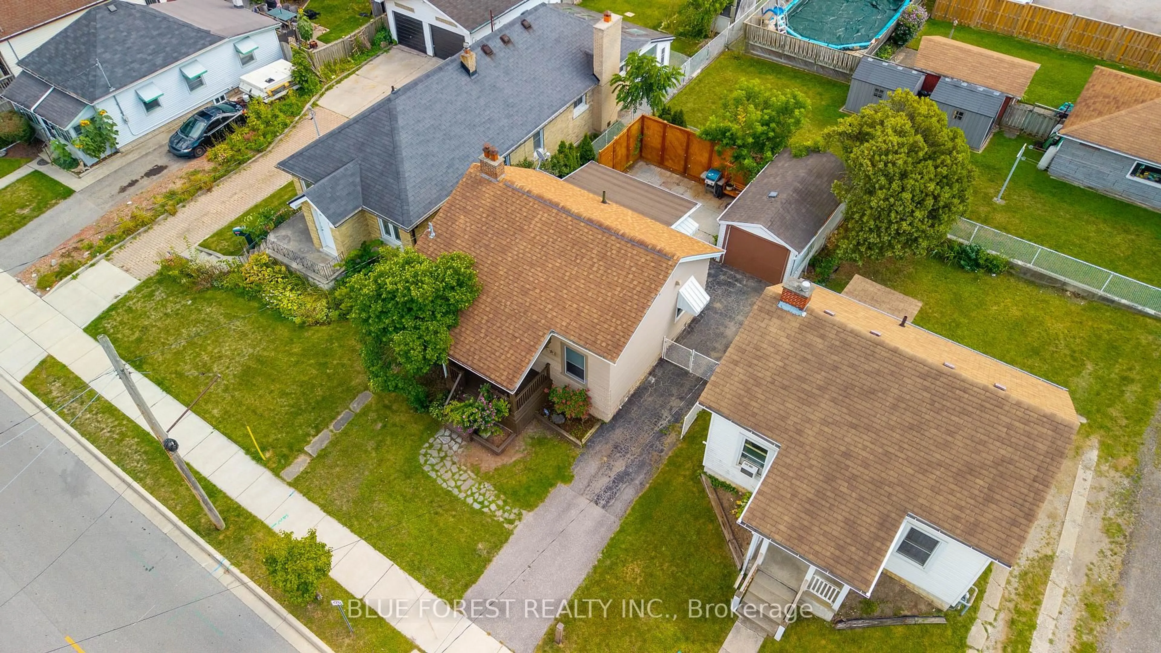 A pic from outside/outdoor area/front of a property/back of a property/a pic from drone, street for 17 Emery St, London South Ontario N6C 2C7