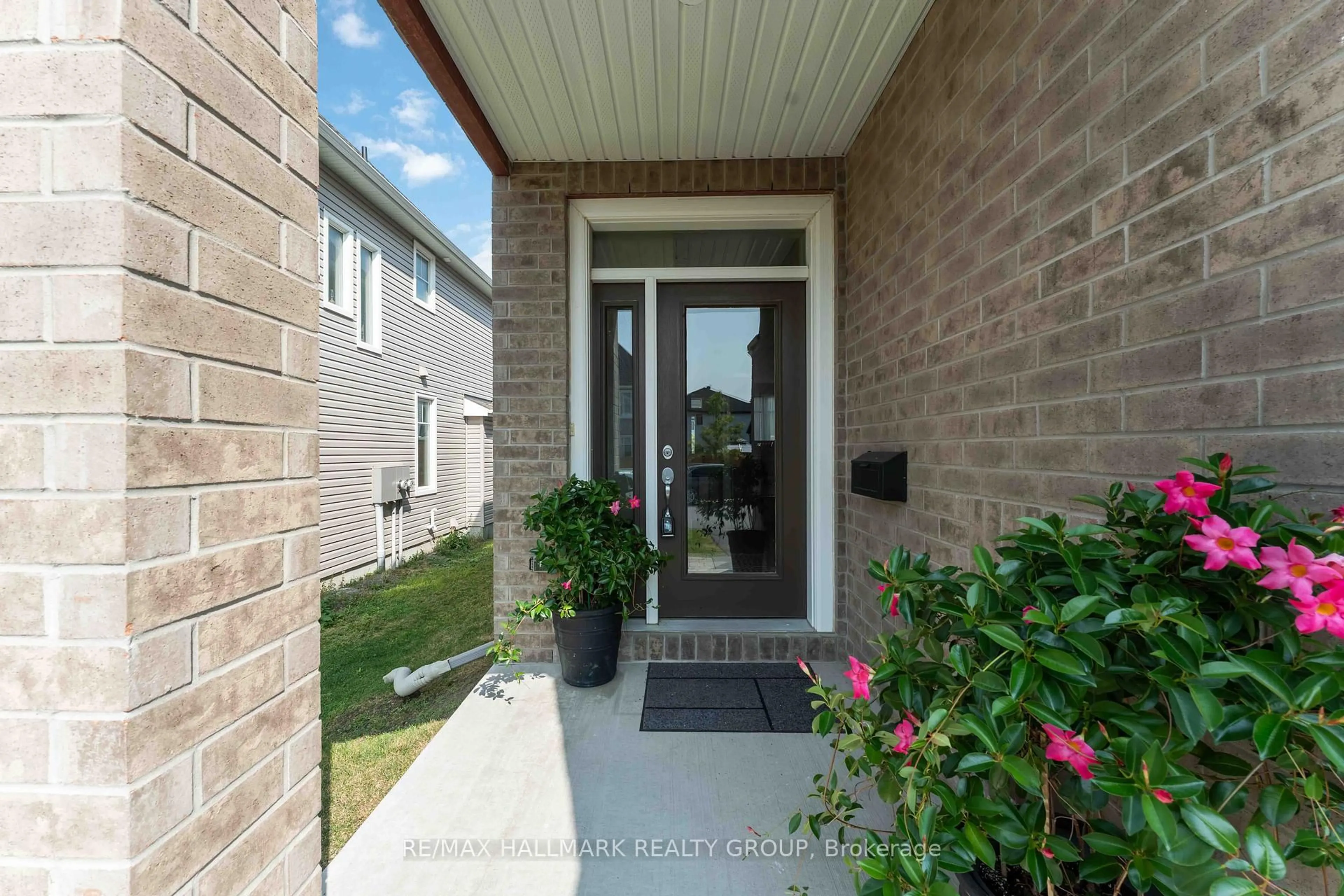 Indoor entryway for 59 Finsbury Ave, Ottawa Ontario K2S 2N8