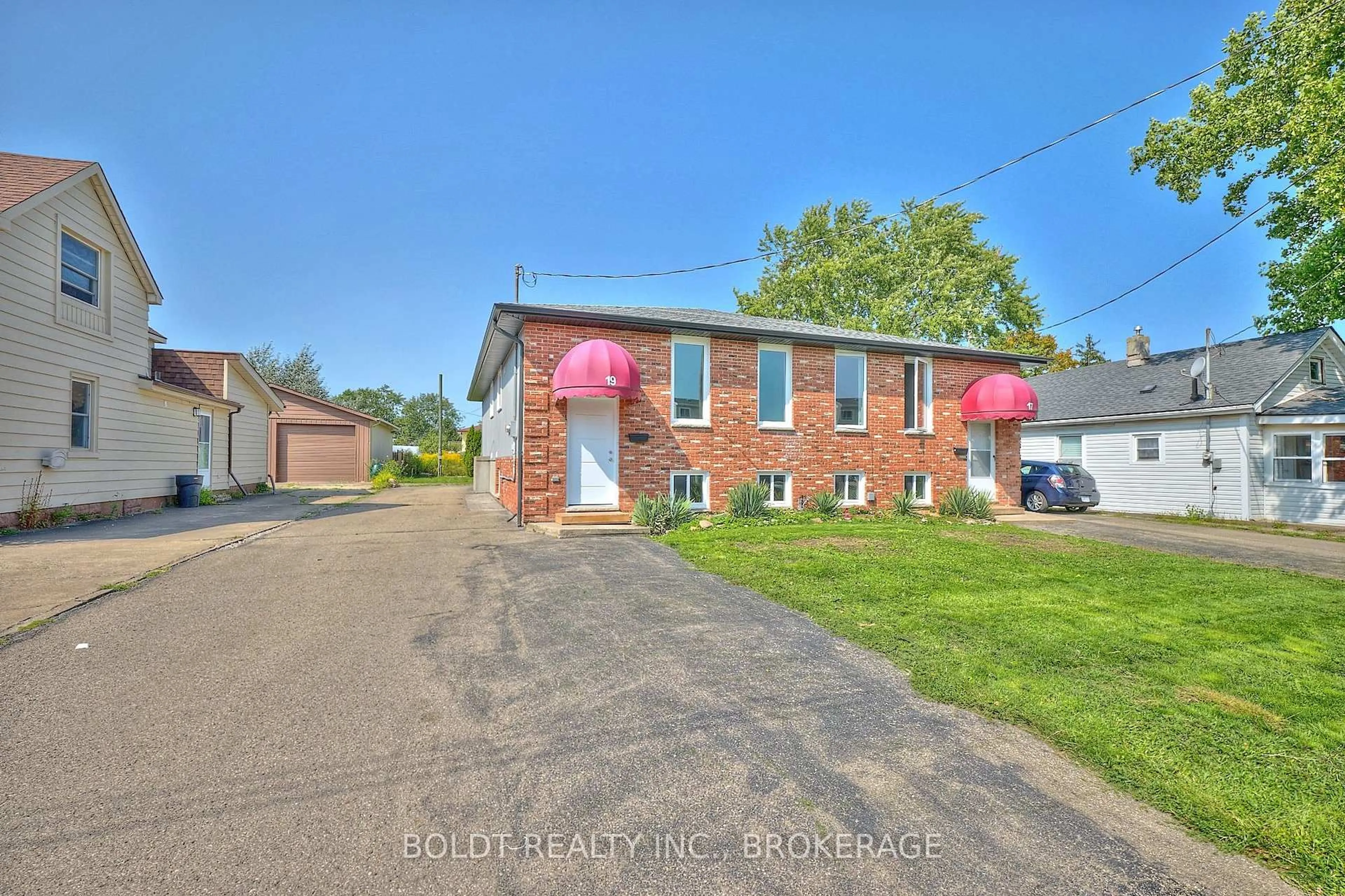 A pic from outside/outdoor area/front of a property/back of a property/a pic from drone, street for 19 Colborne St, Thorold Ontario L2V 3P8