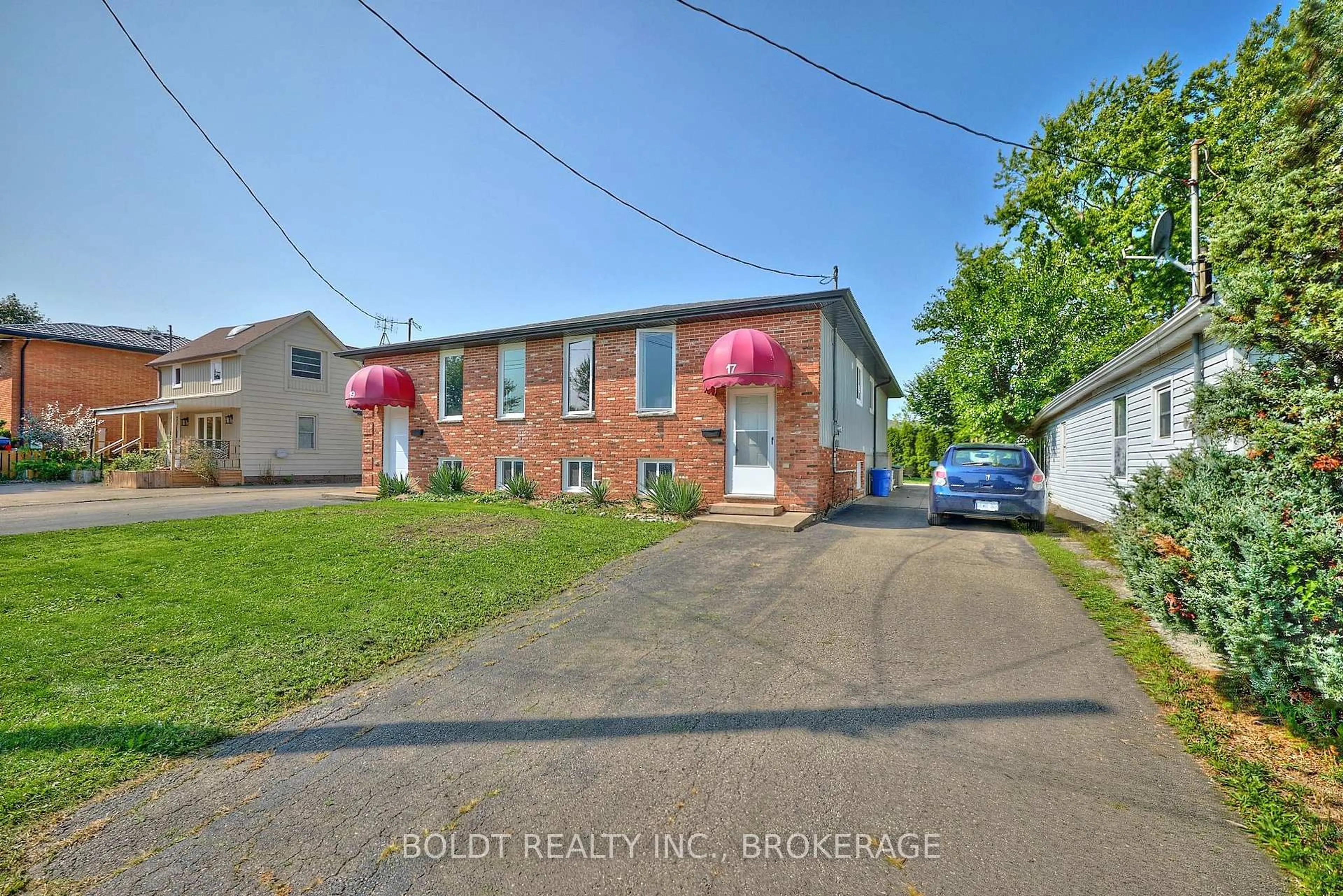 A pic from outside/outdoor area/front of a property/back of a property/a pic from drone, street for 17 Colborne St, Thorold Ontario L2V 3P8