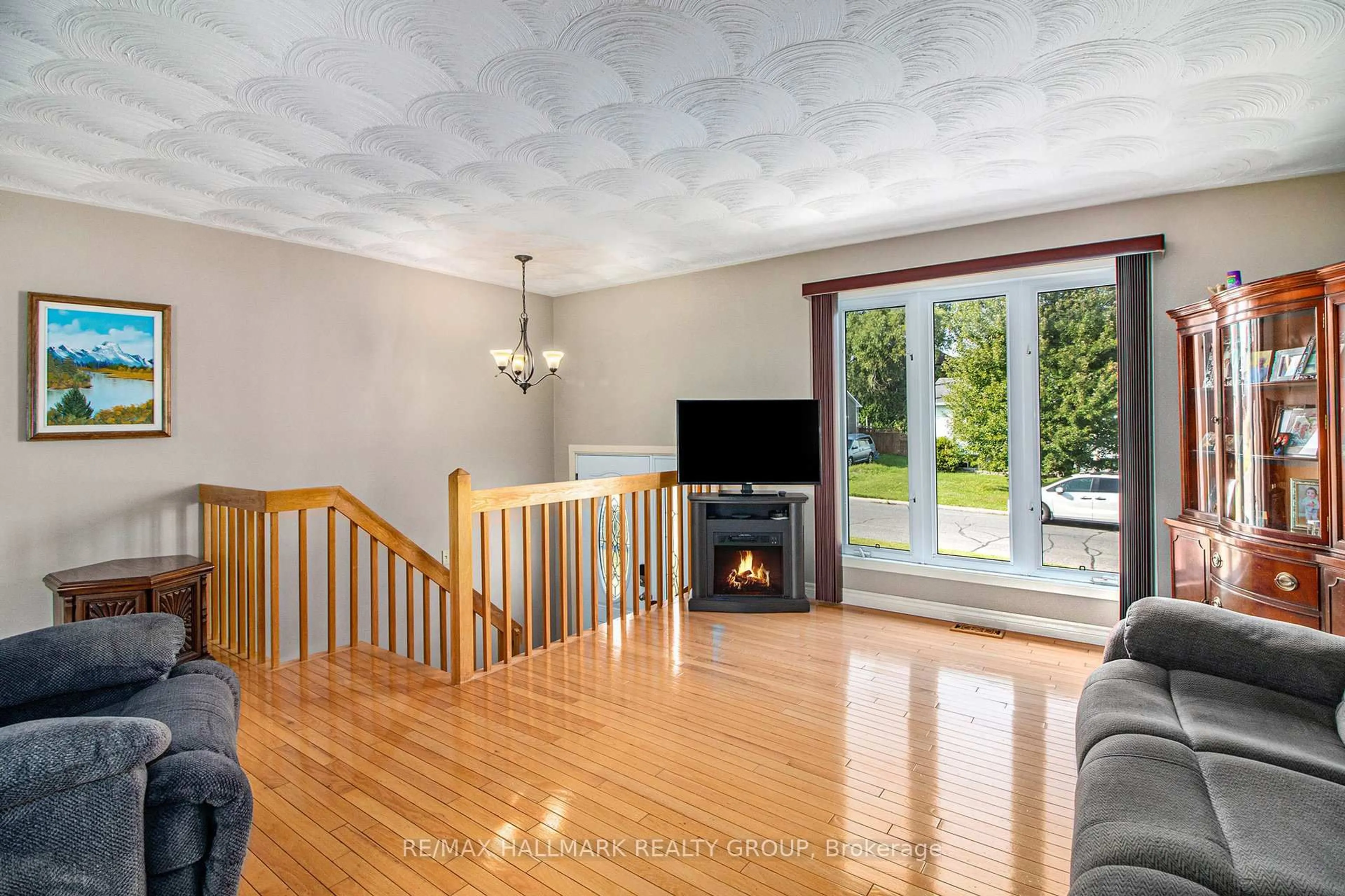 Living room with furniture, wood/laminate floor for 945 Belvedere Ave, Clarence-Rockland Ontario K4K 1H3