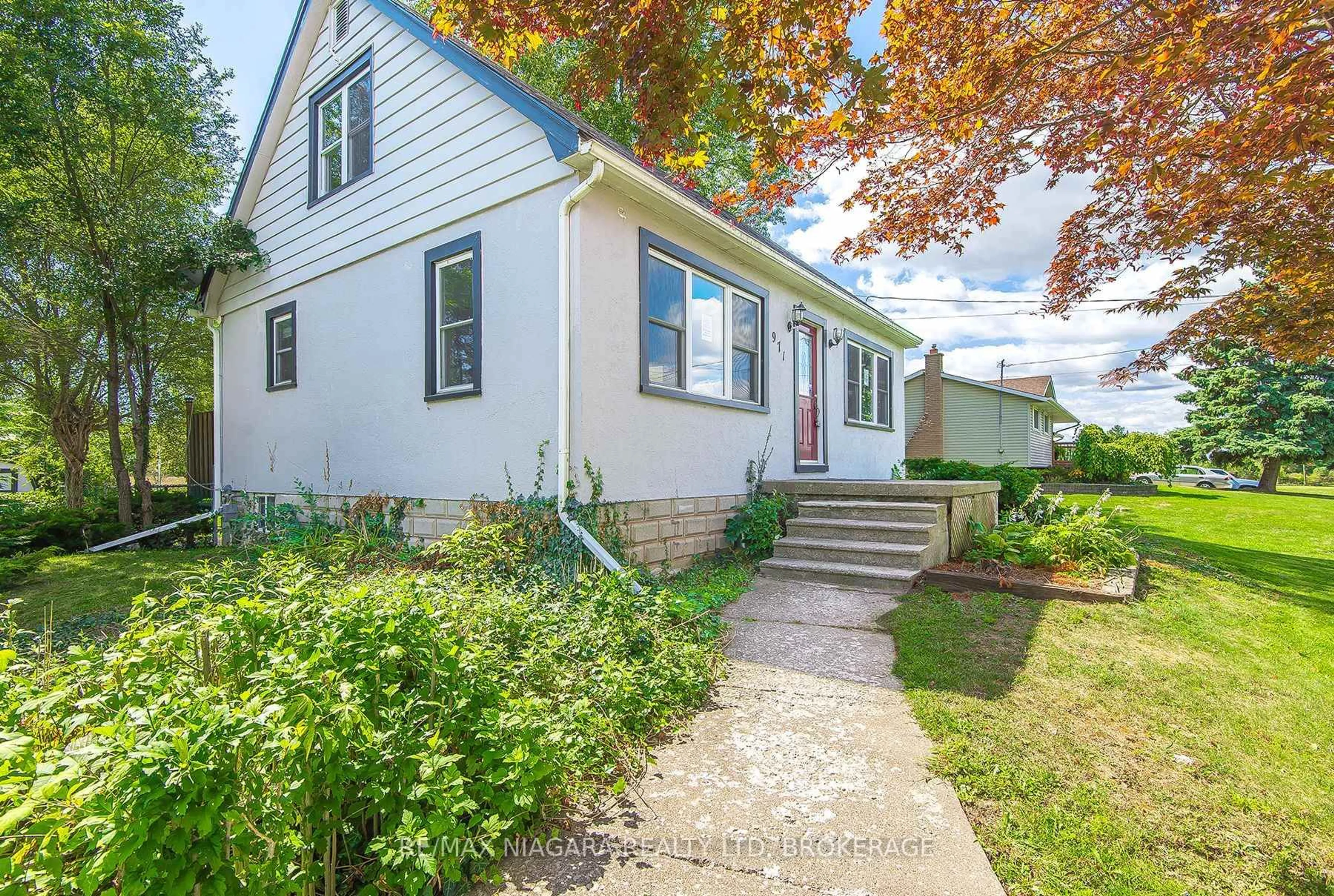 Home with vinyl exterior material, street for 971 Hwy 3 St, Port Colborne Ontario L3K 5V3