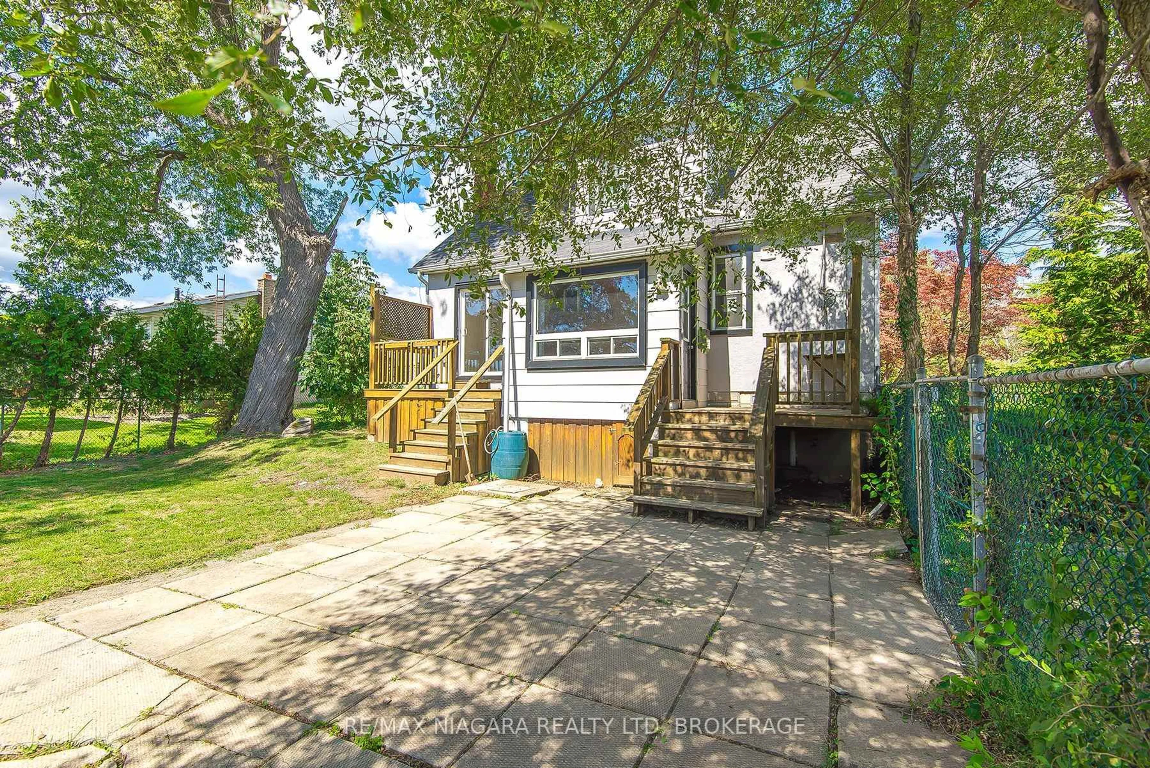 A pic from outside/outdoor area/front of a property/back of a property/a pic from drone, street for 971 Hwy 3 St, Port Colborne Ontario L3K 5V3