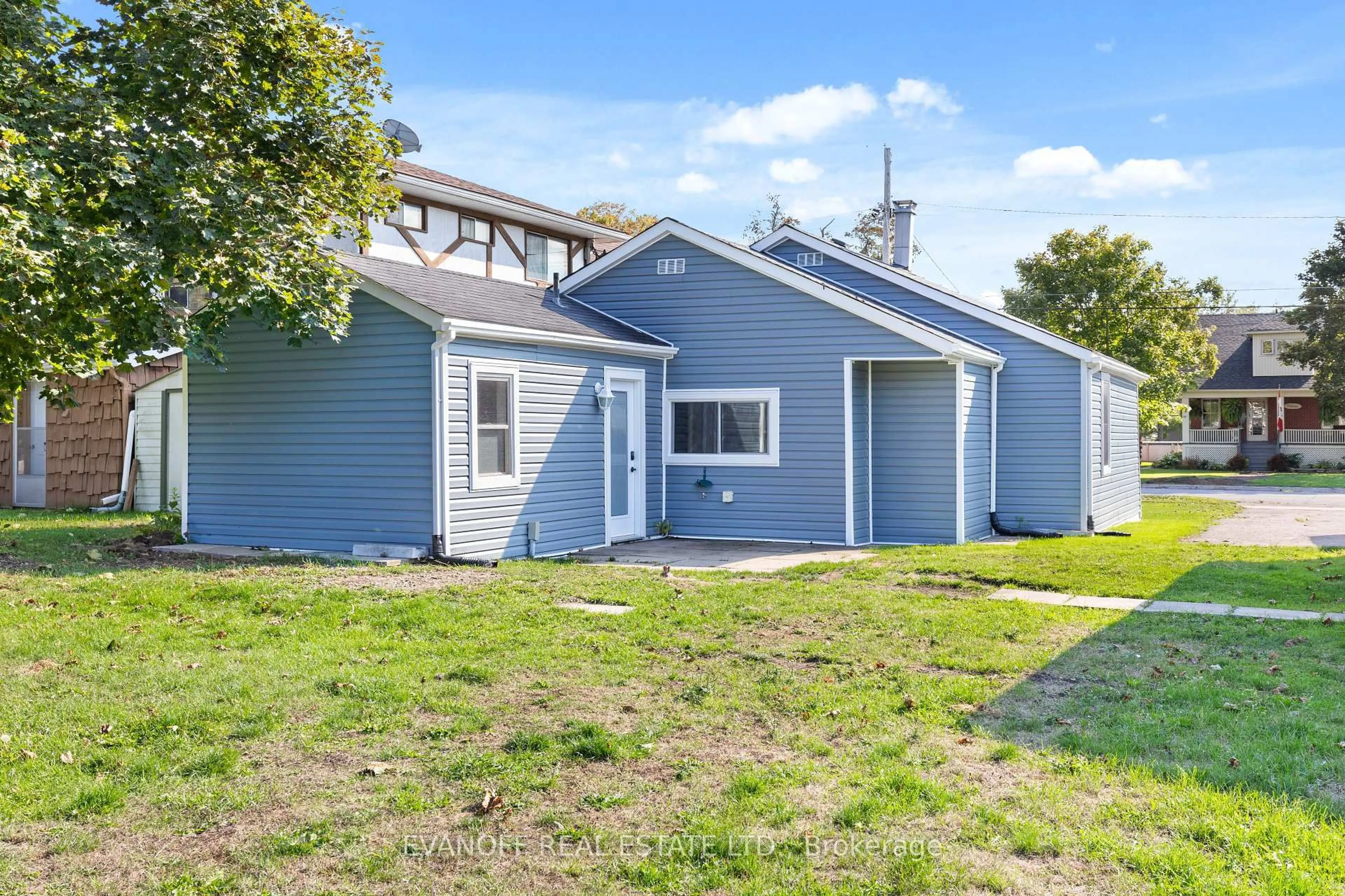 A pic from outside/outdoor area/front of a property/back of a property/a pic from drone, street for 76 Bond St, Kawartha Lakes Ontario K0M 1N0