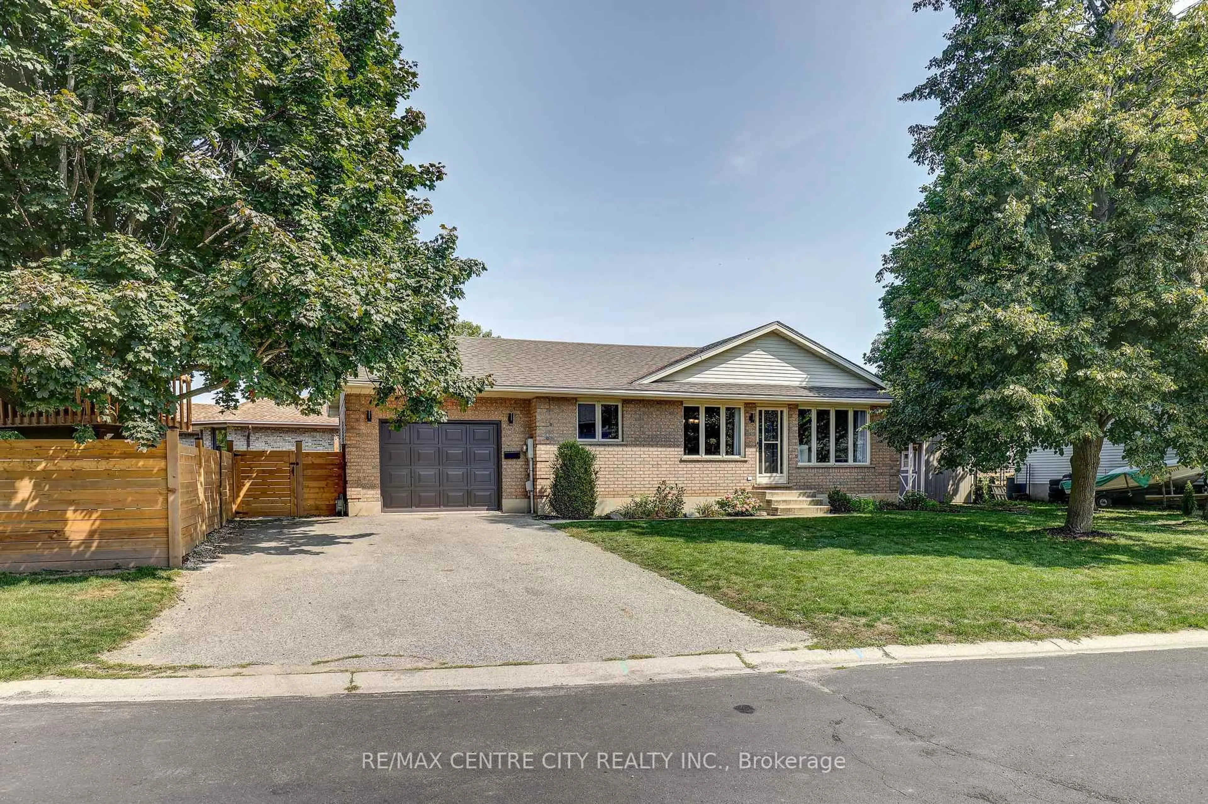 Home with brick exterior material, street for 25 Hawthorne Cres, Aylmer Ontario N5H 3C2