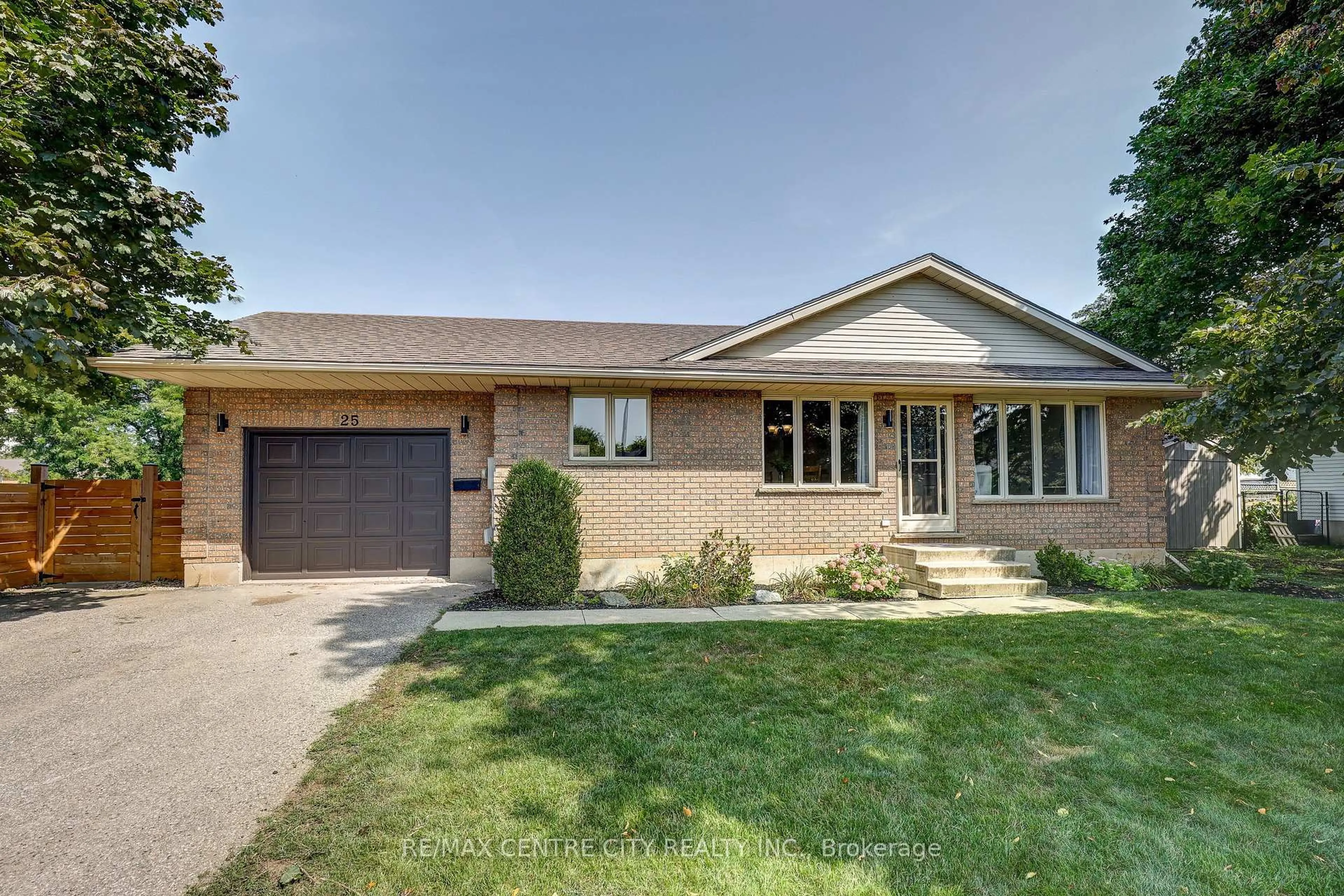 Home with brick exterior material, street for 25 Hawthorne Cres, Aylmer Ontario N5H 3C2