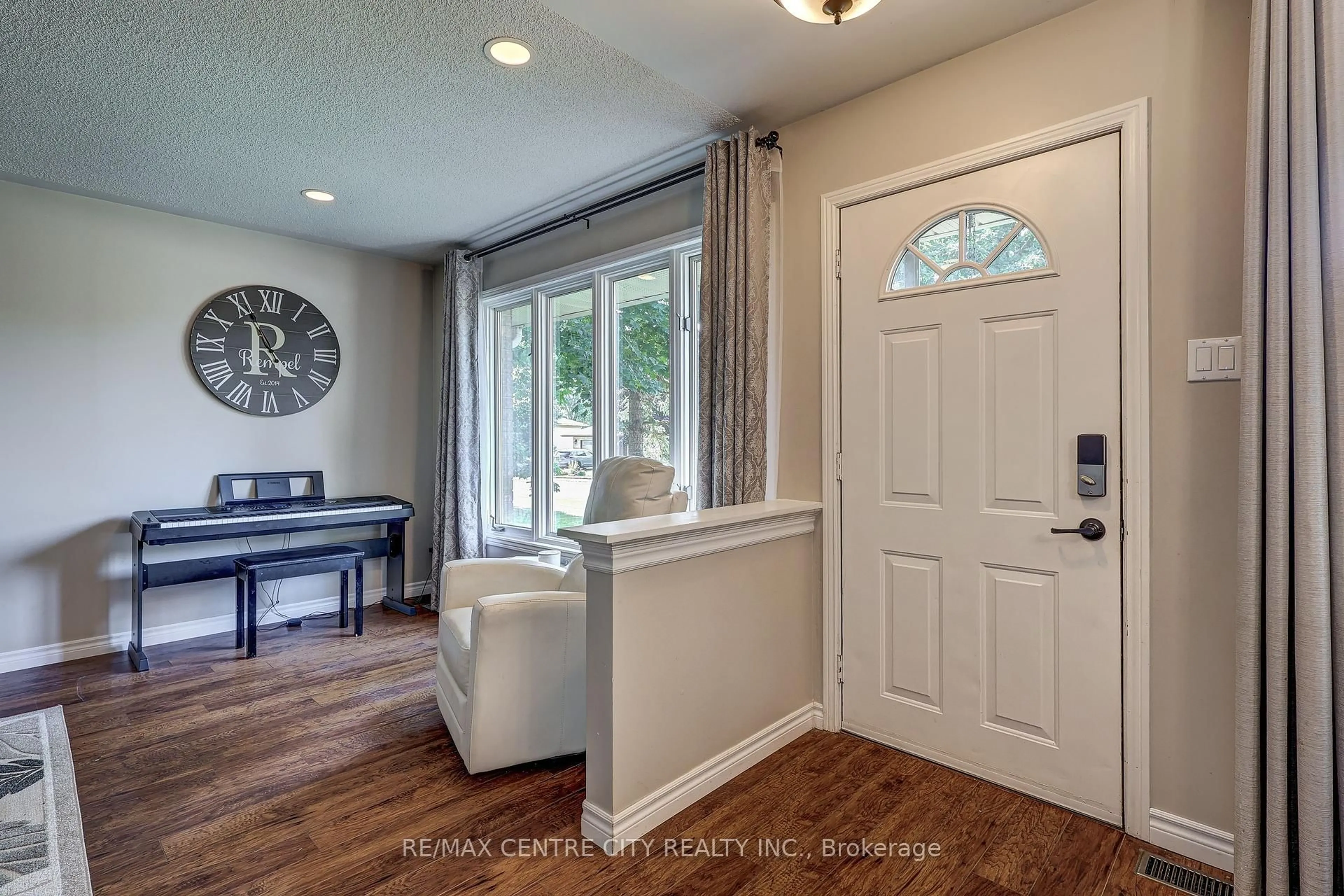 Indoor entryway for 25 Hawthorne Cres, Aylmer Ontario N5H 3C2